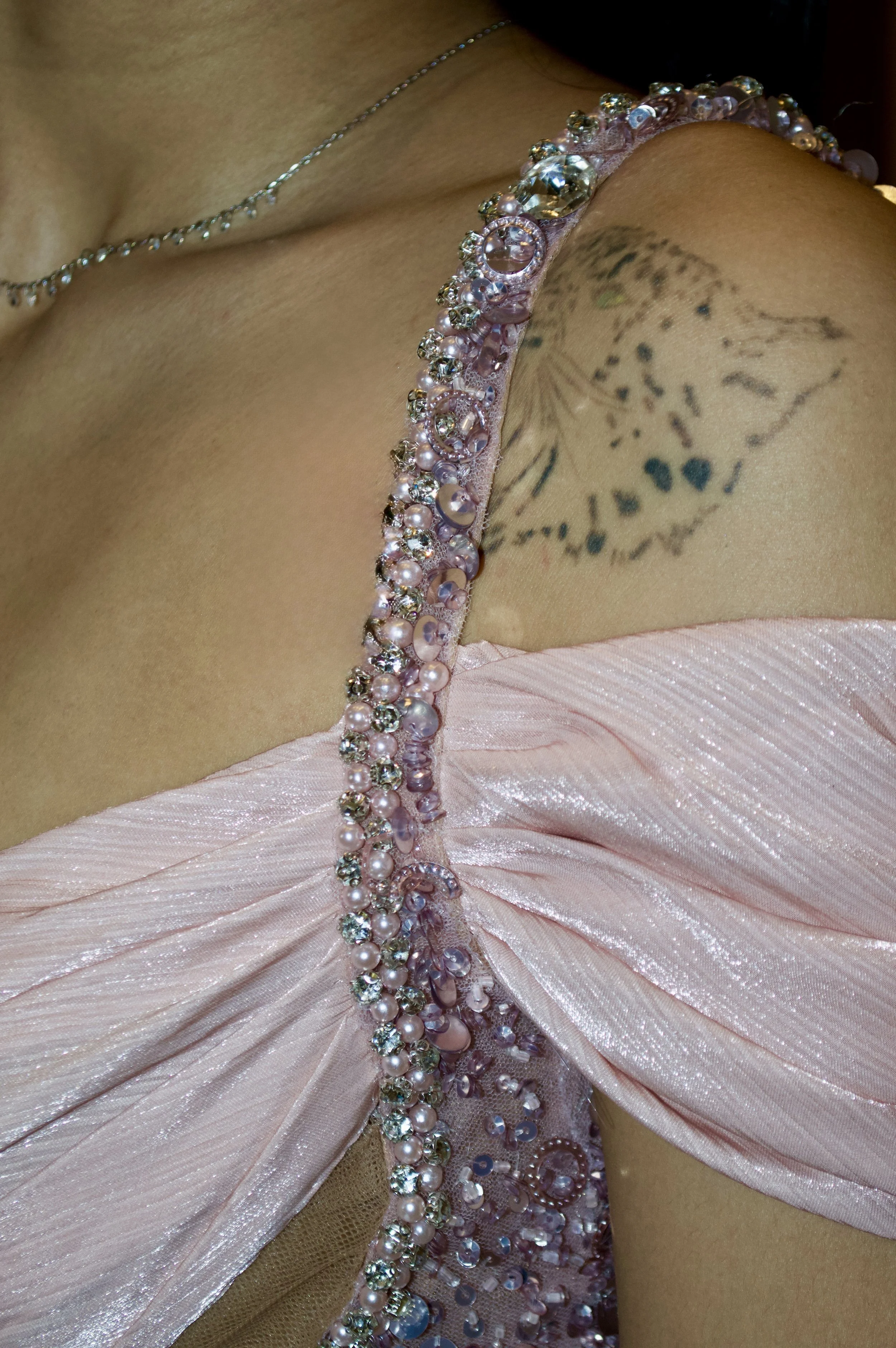 Champagne Silhouette_detail_shoulder.jpg