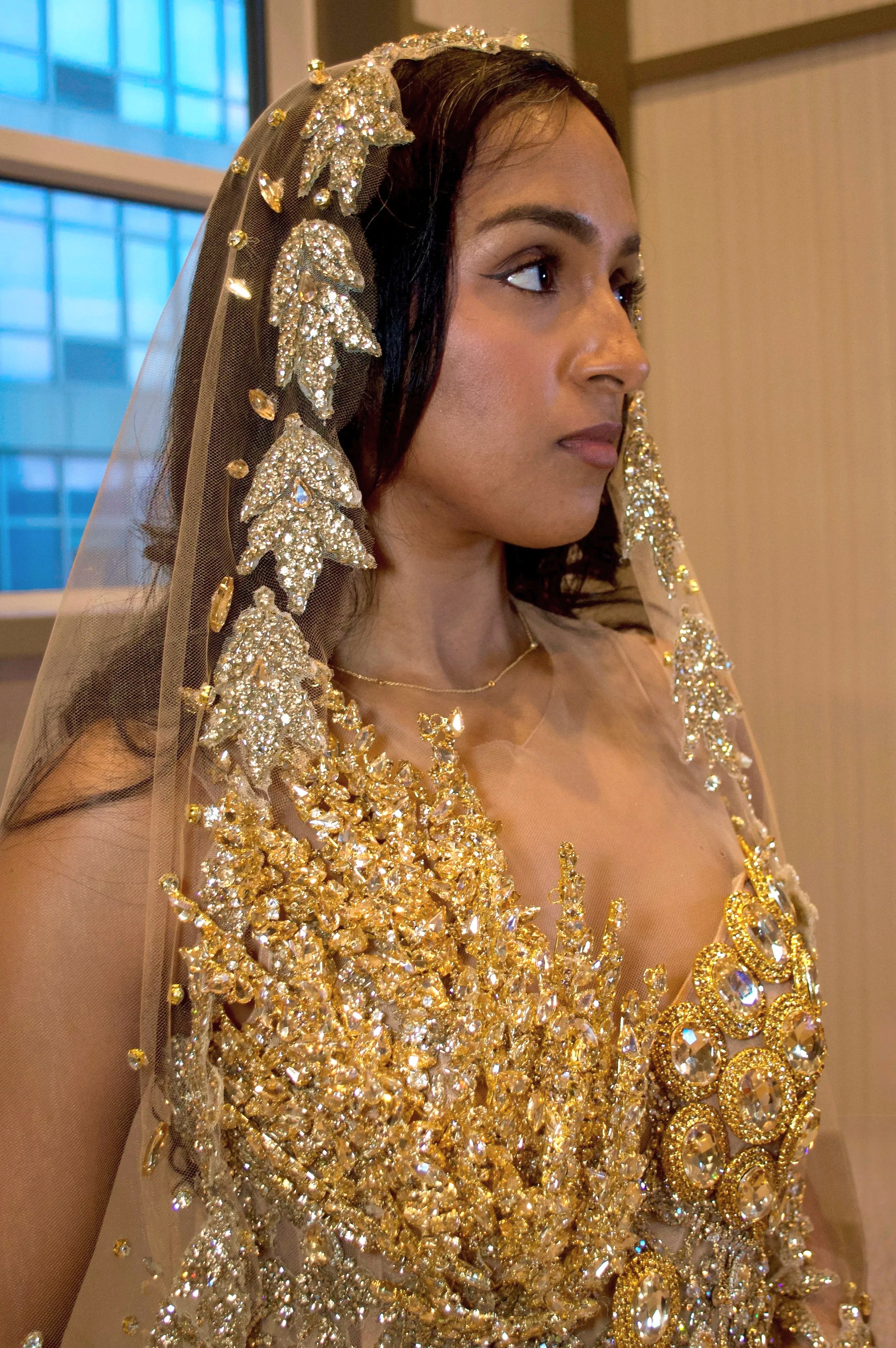 Dubai+night_Details_Headpiece.jpg