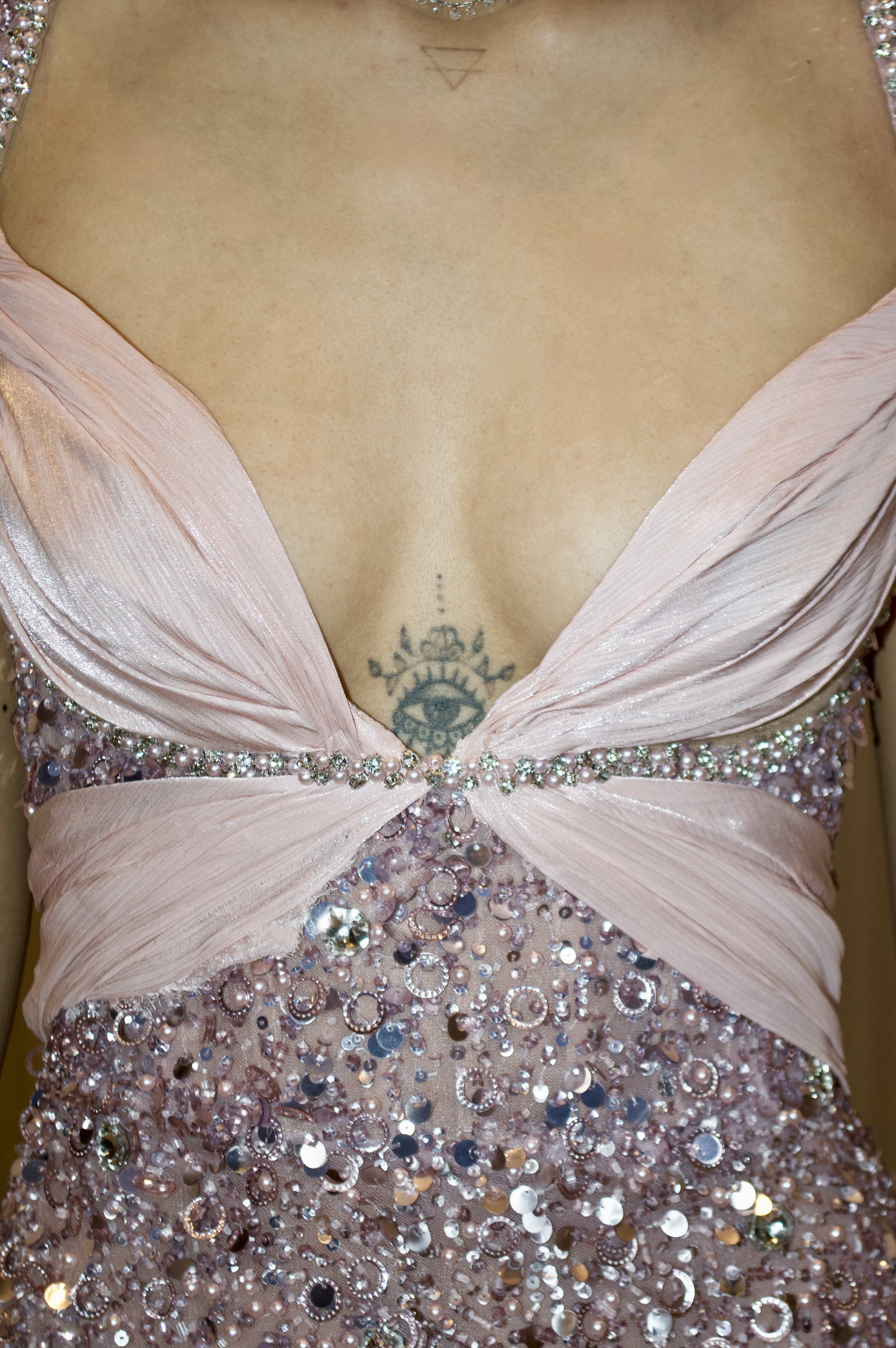 Champagne Silhouette_Details_Chest.jpg