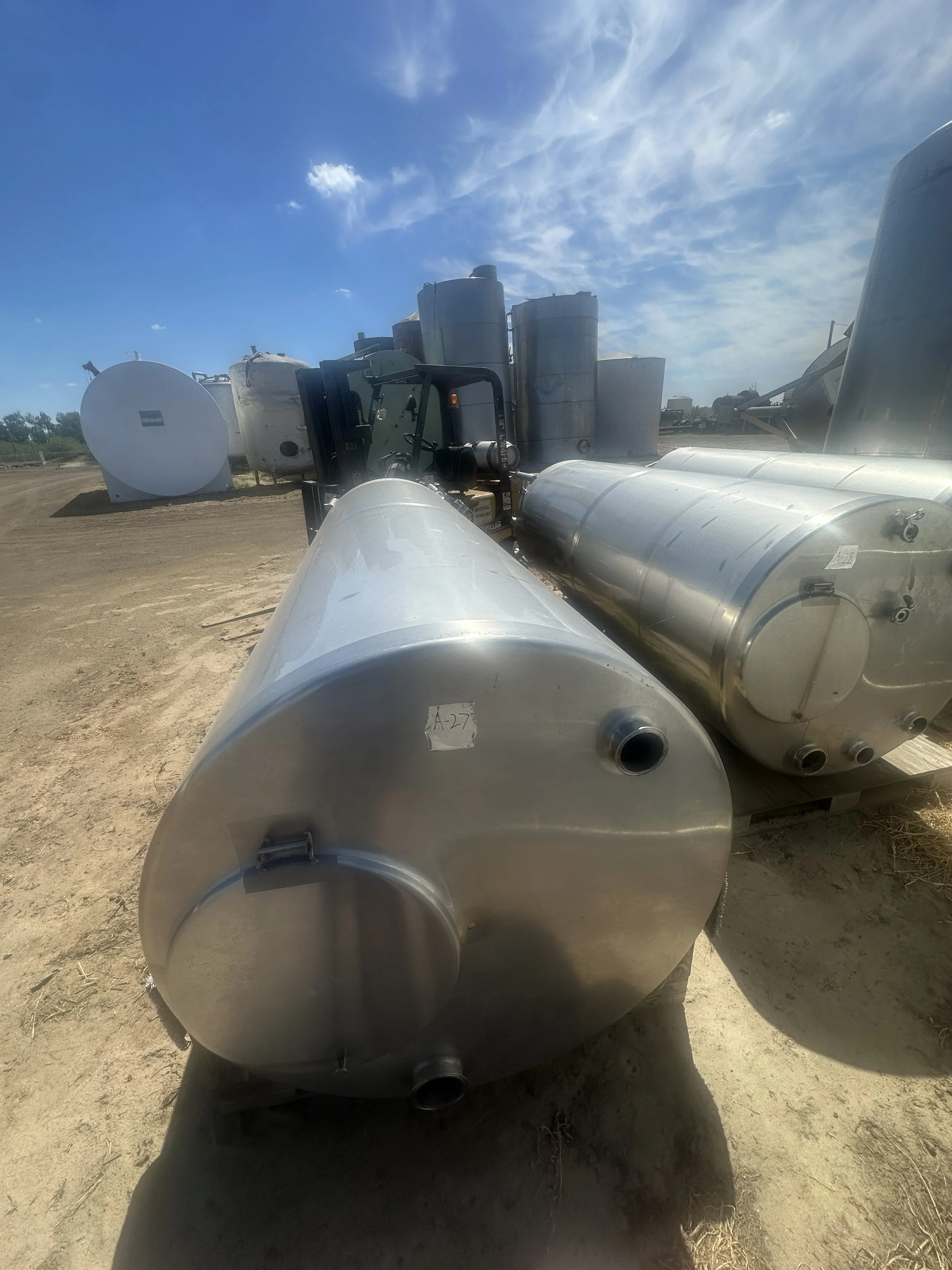 A27 2026 304 stainless 700 gallons tank on legs, food grade, sloped bottom, never used