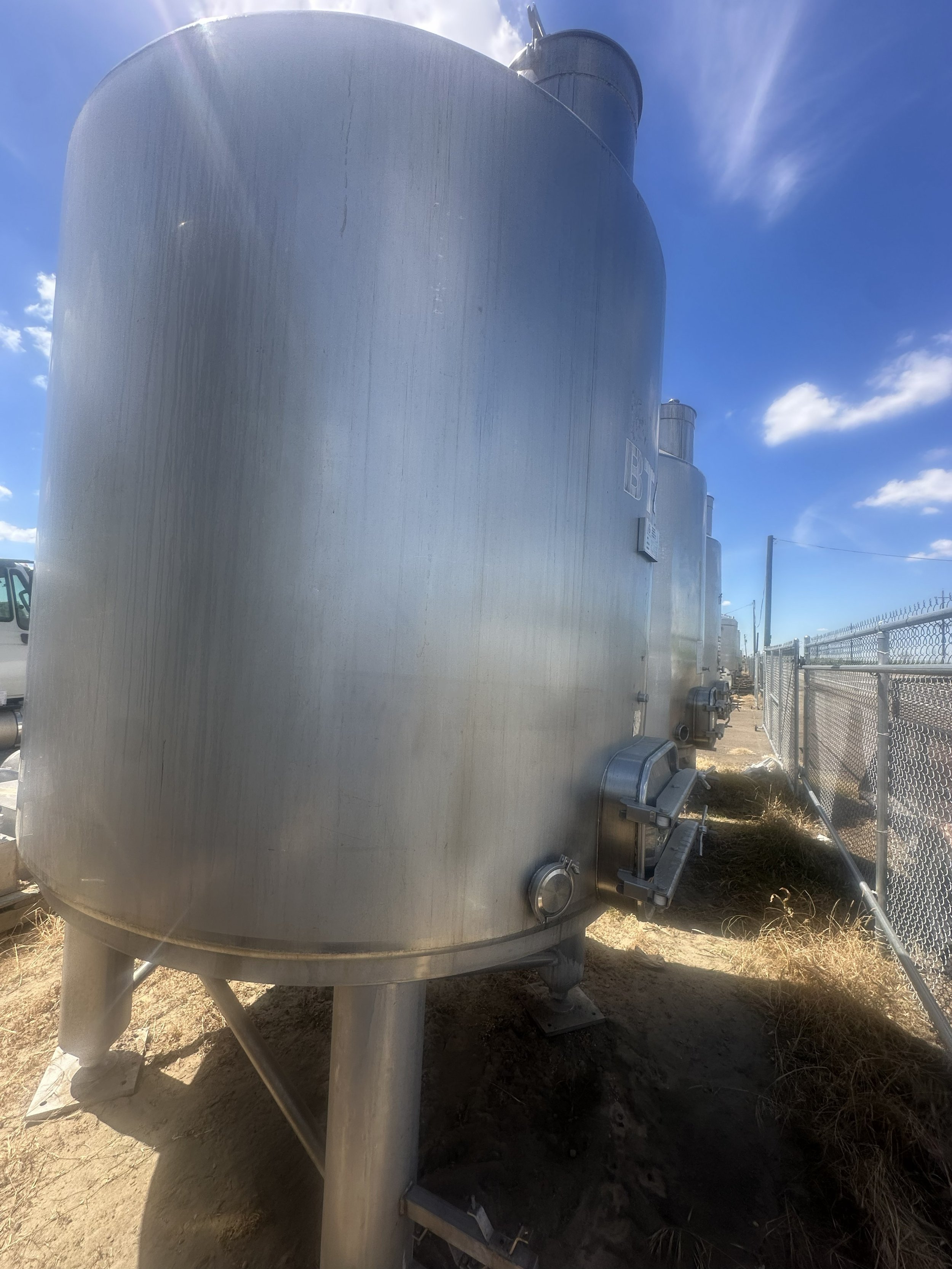 A3 2026 304 stainless 1,000 gallons coned bottom on legs food grade