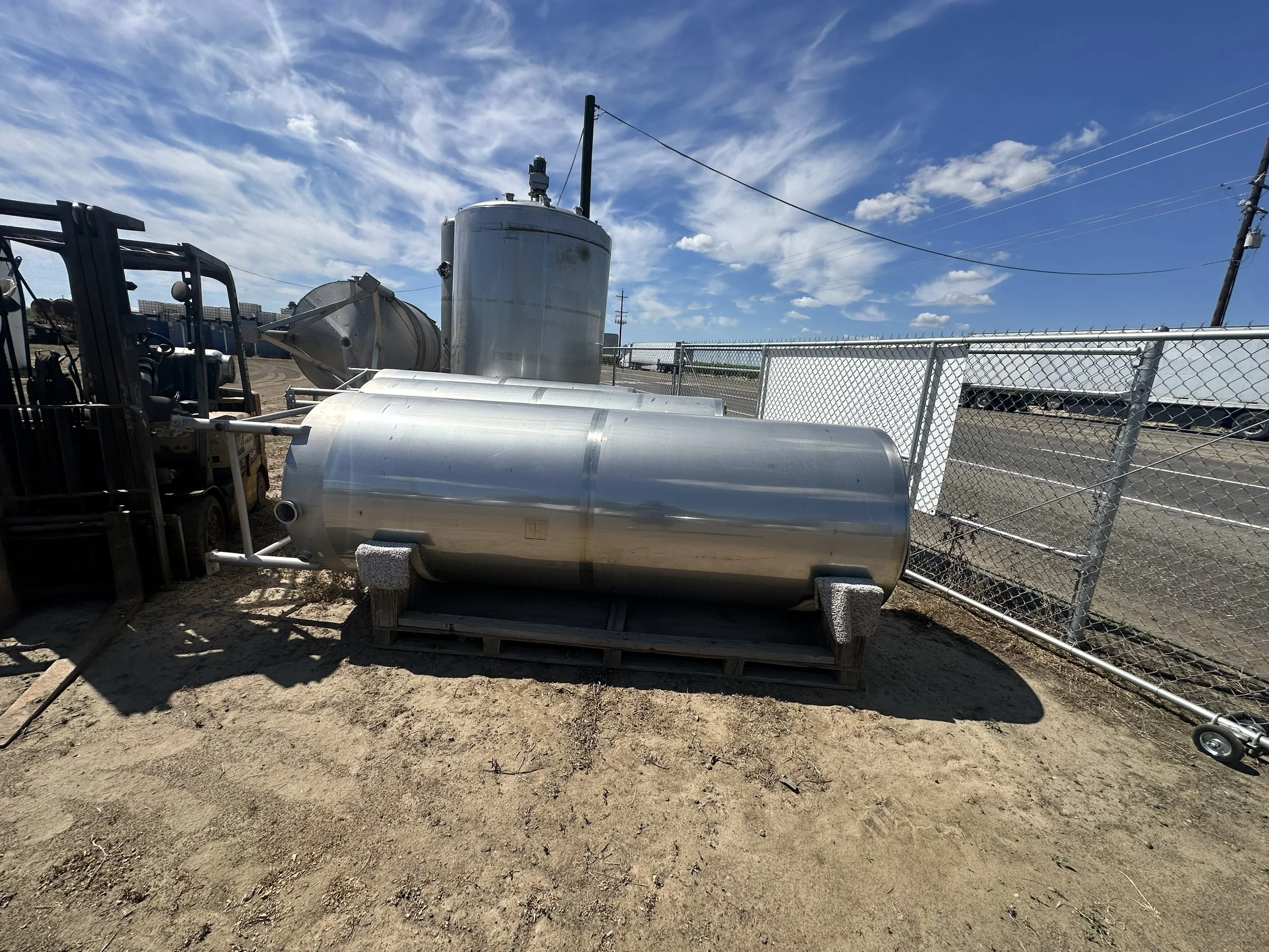 A27 2026 304 stainless 700 gallons tank on legs, food grade, sloped bottom, never used
