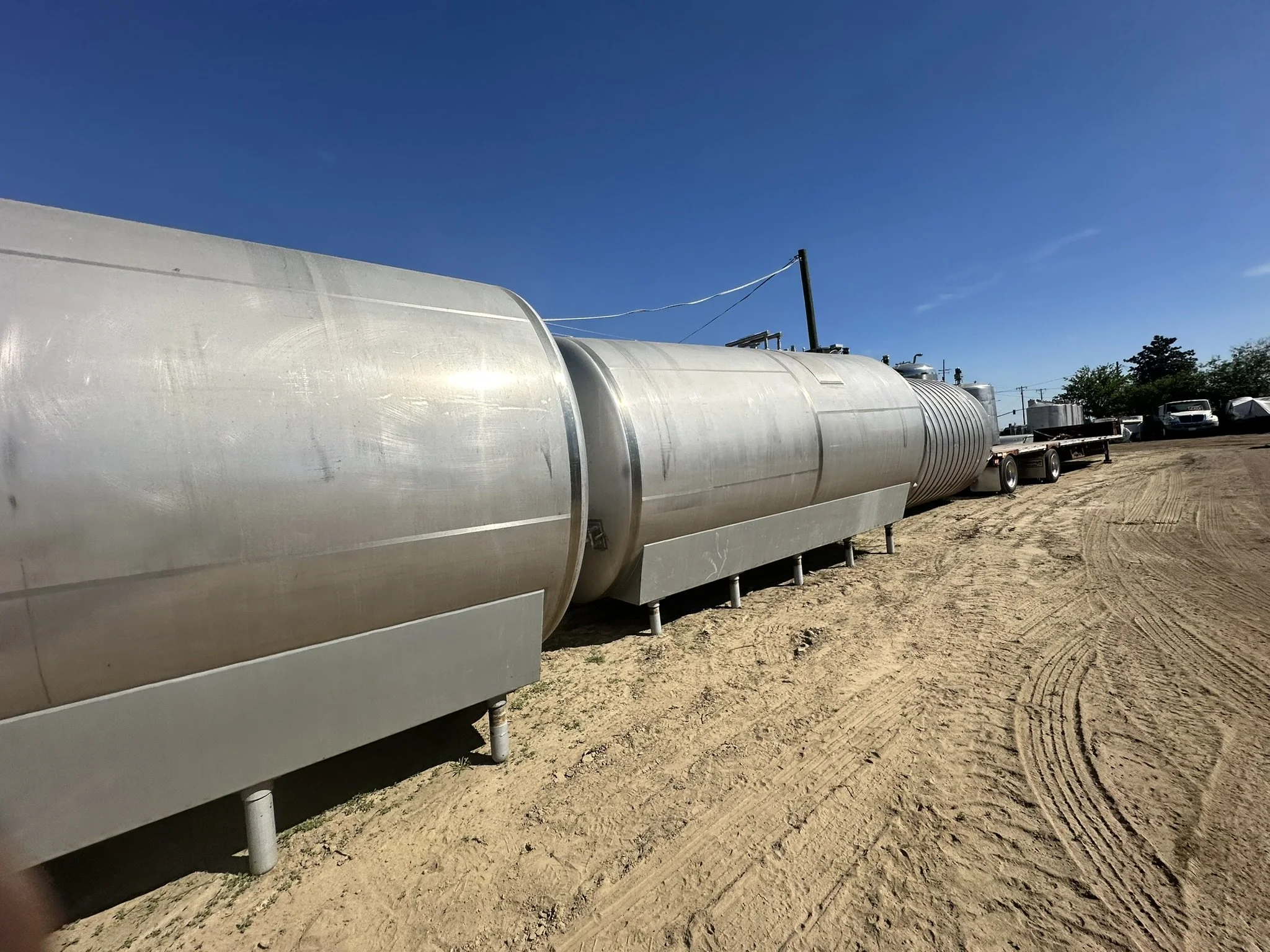 A16: 6,000 Gallon Horizontal Stainless Steel Tanks