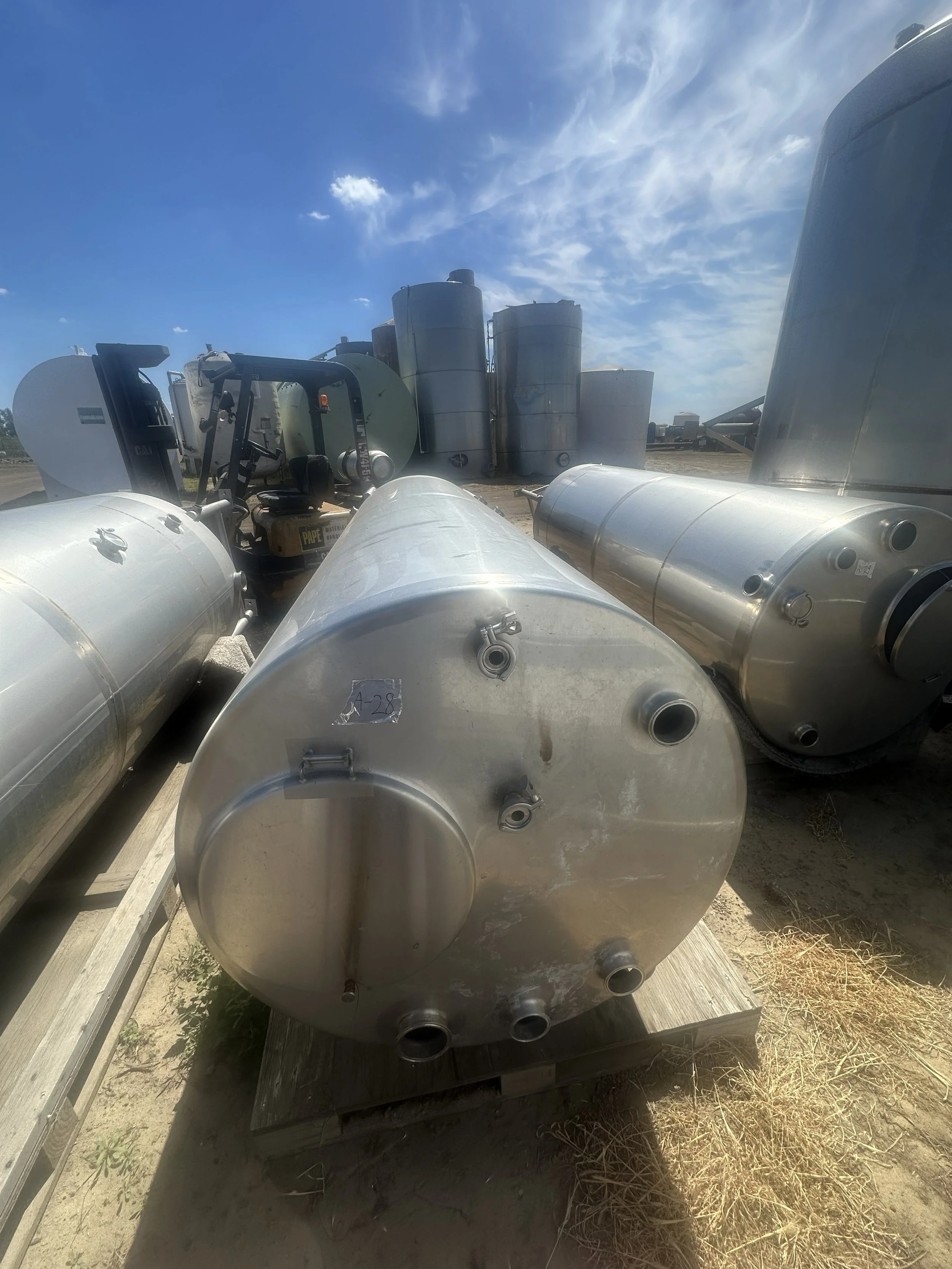 A28 2026 304 stainless 700 gallons tank on legs, food grade, sloped bottom, never used