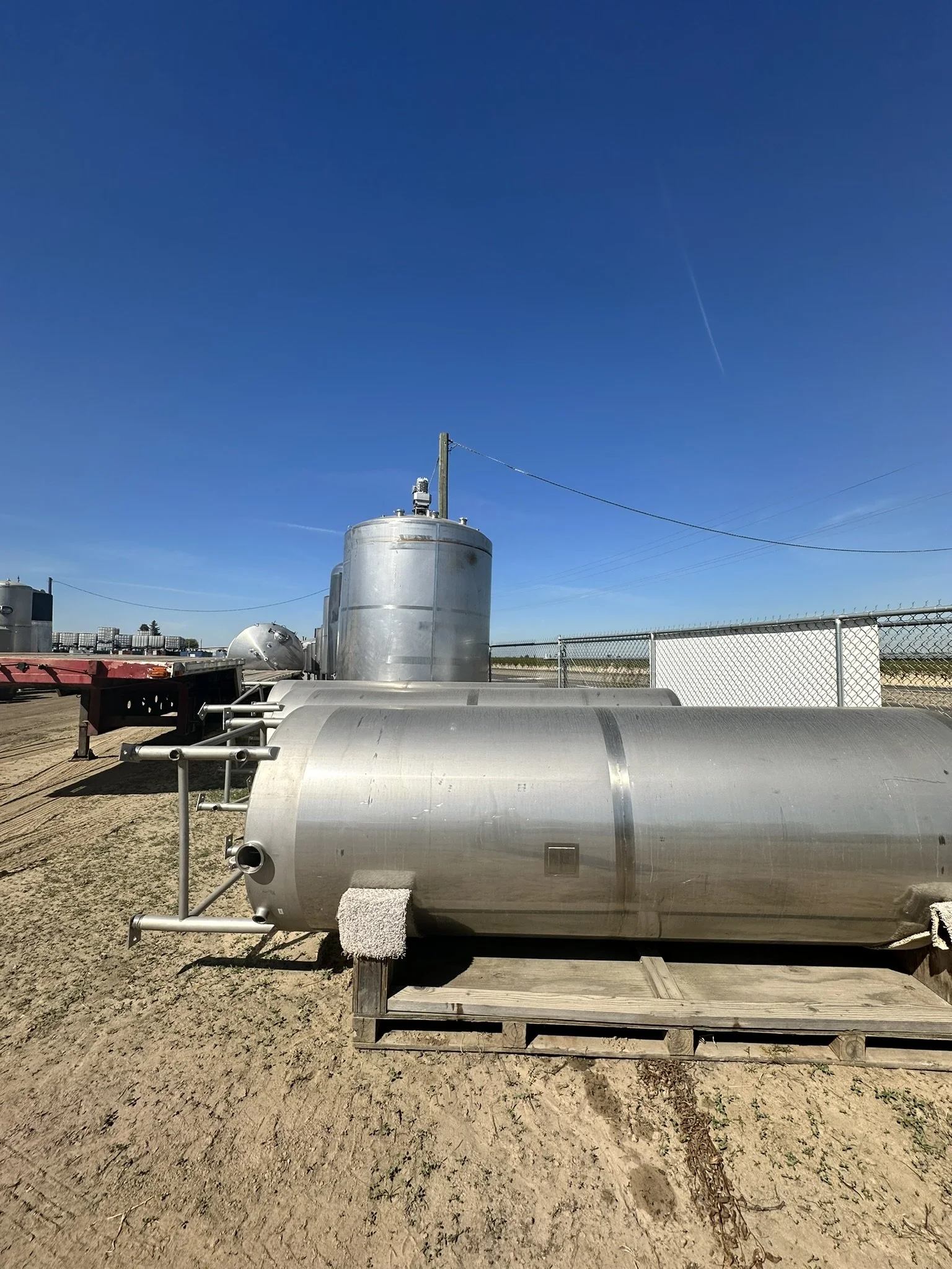 A19: (Multiple) 700 Gallon Vertical Stainless Steel Tank
Dish Bottom, Steel Legs, and food grade