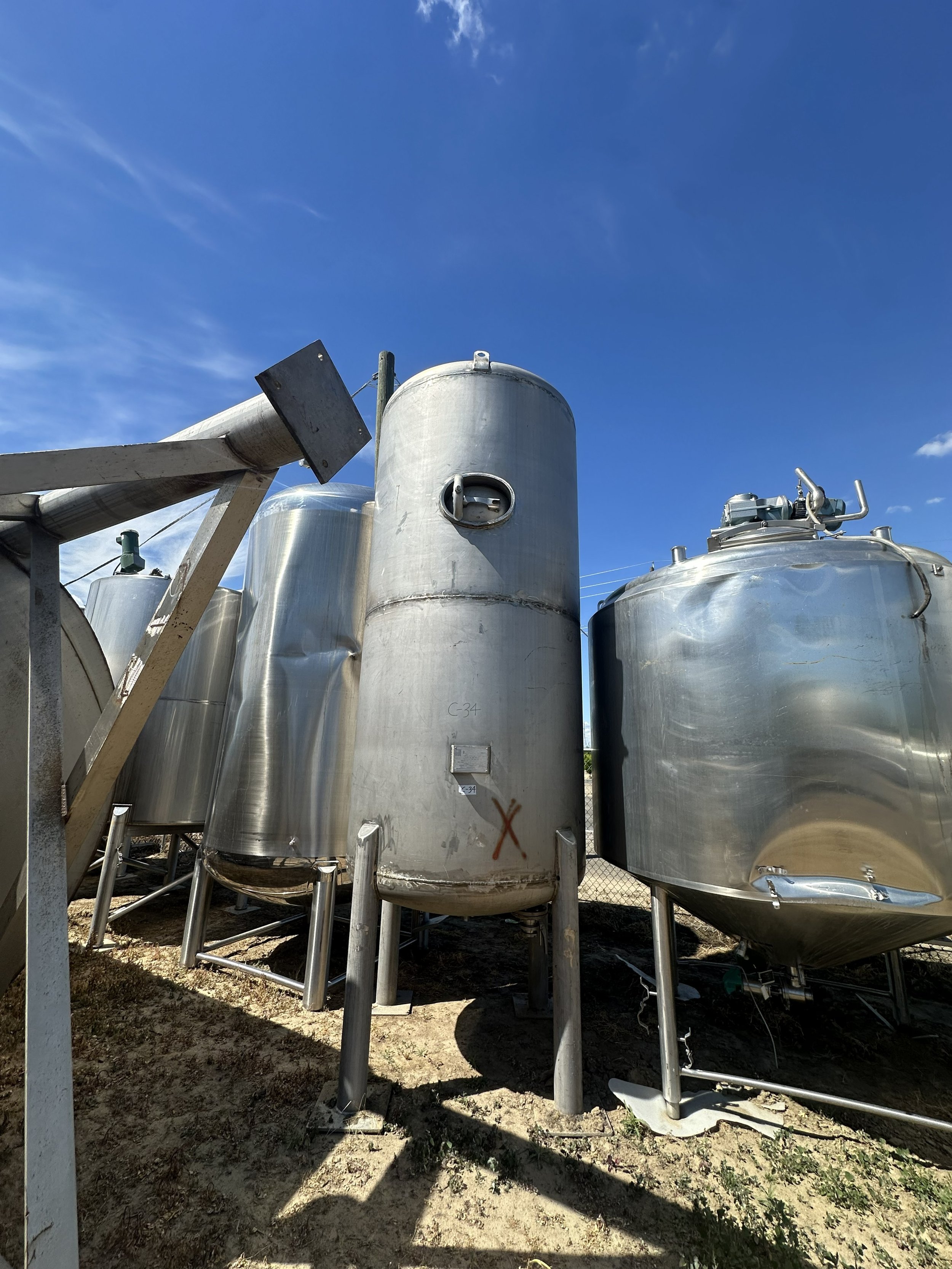 A32 2026 stainless 1,000 gallon pressure tank on legs