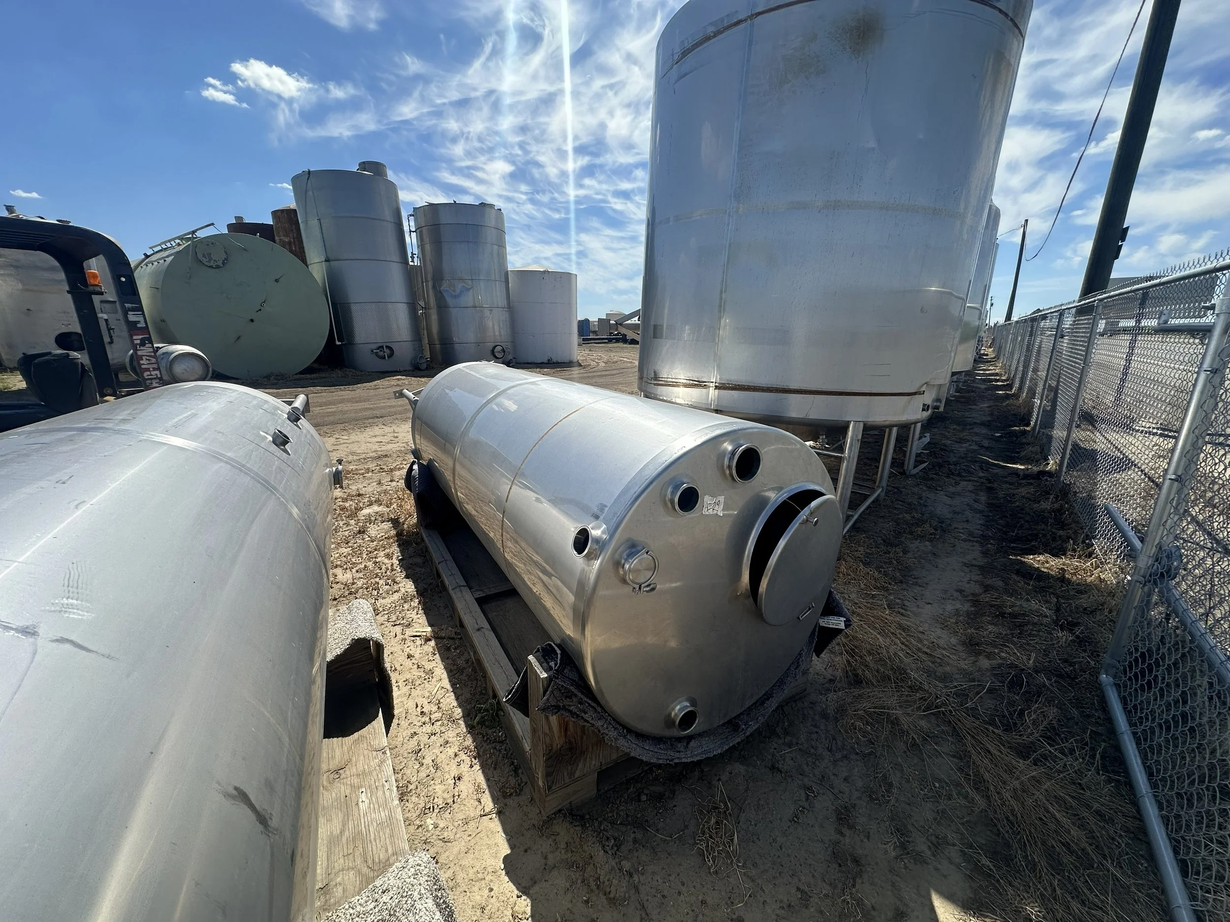 A29 2026 304 stainless 700 gallons tank on legs, food grade, sloped bottom, never used 