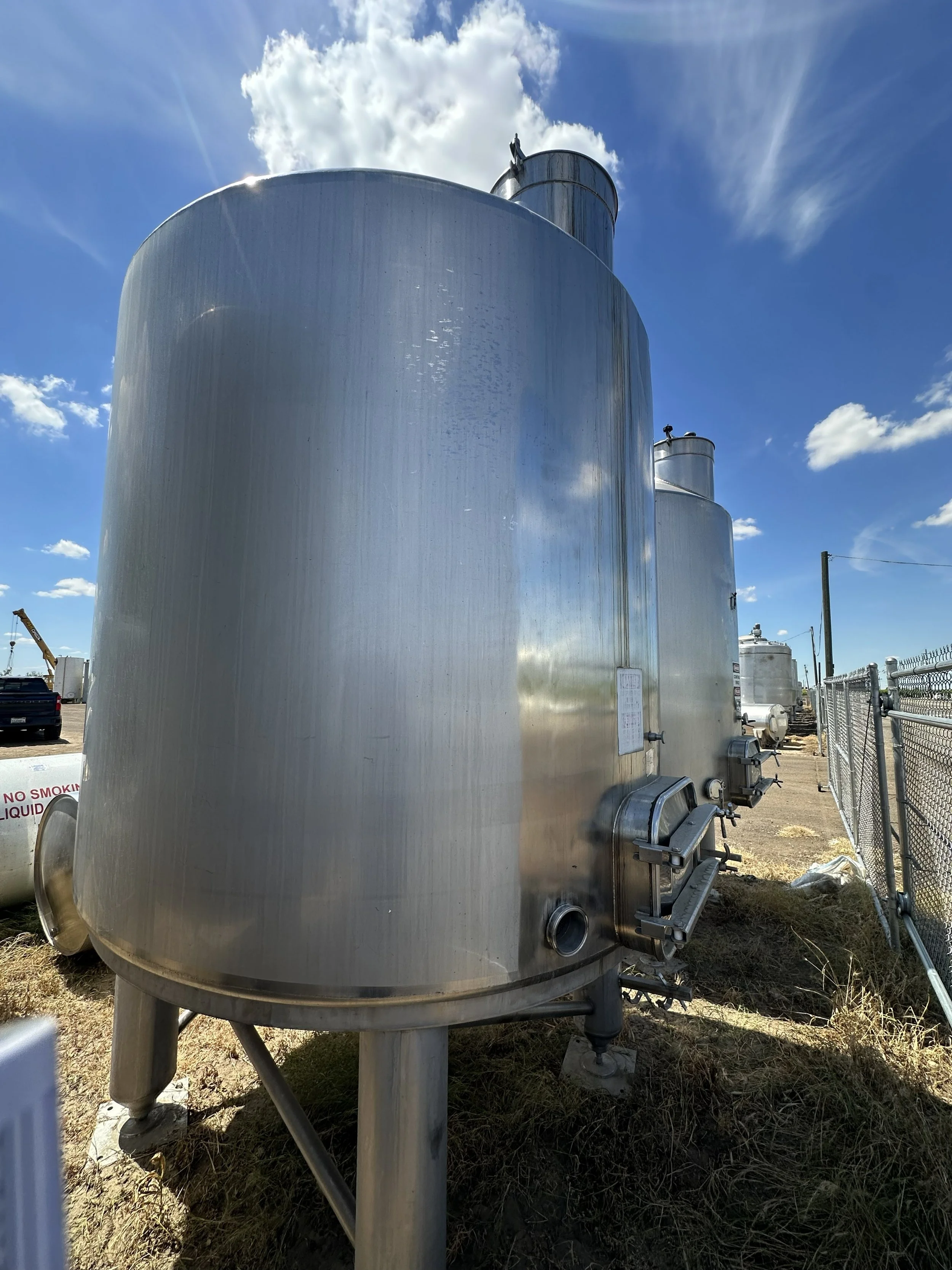 A2 2026 304 stainless 1,000 gallons coned bottom on legs food grade