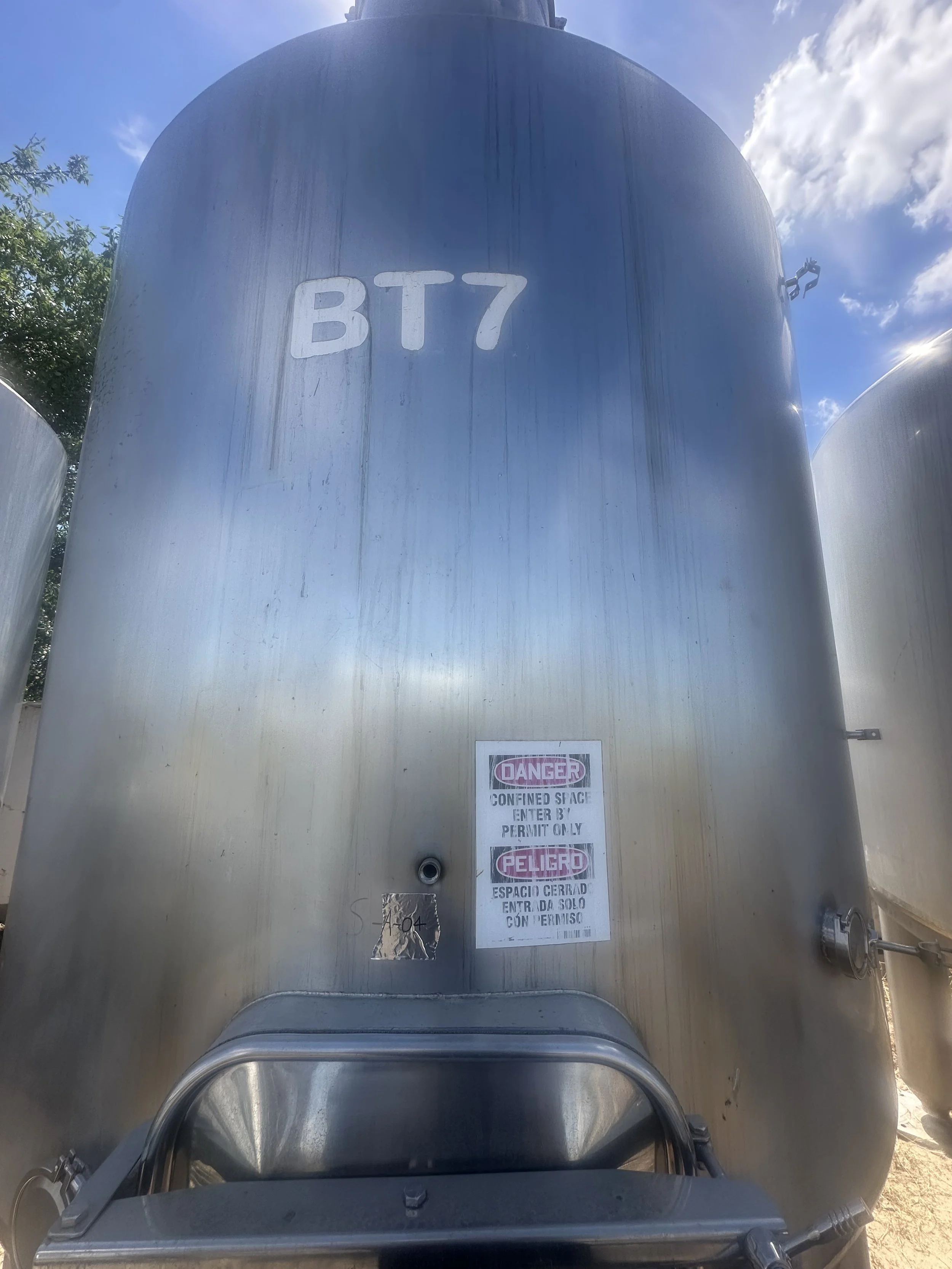 A4 2026: 1,000 gallon 304 stainless steel coned bottom on legs, food grade