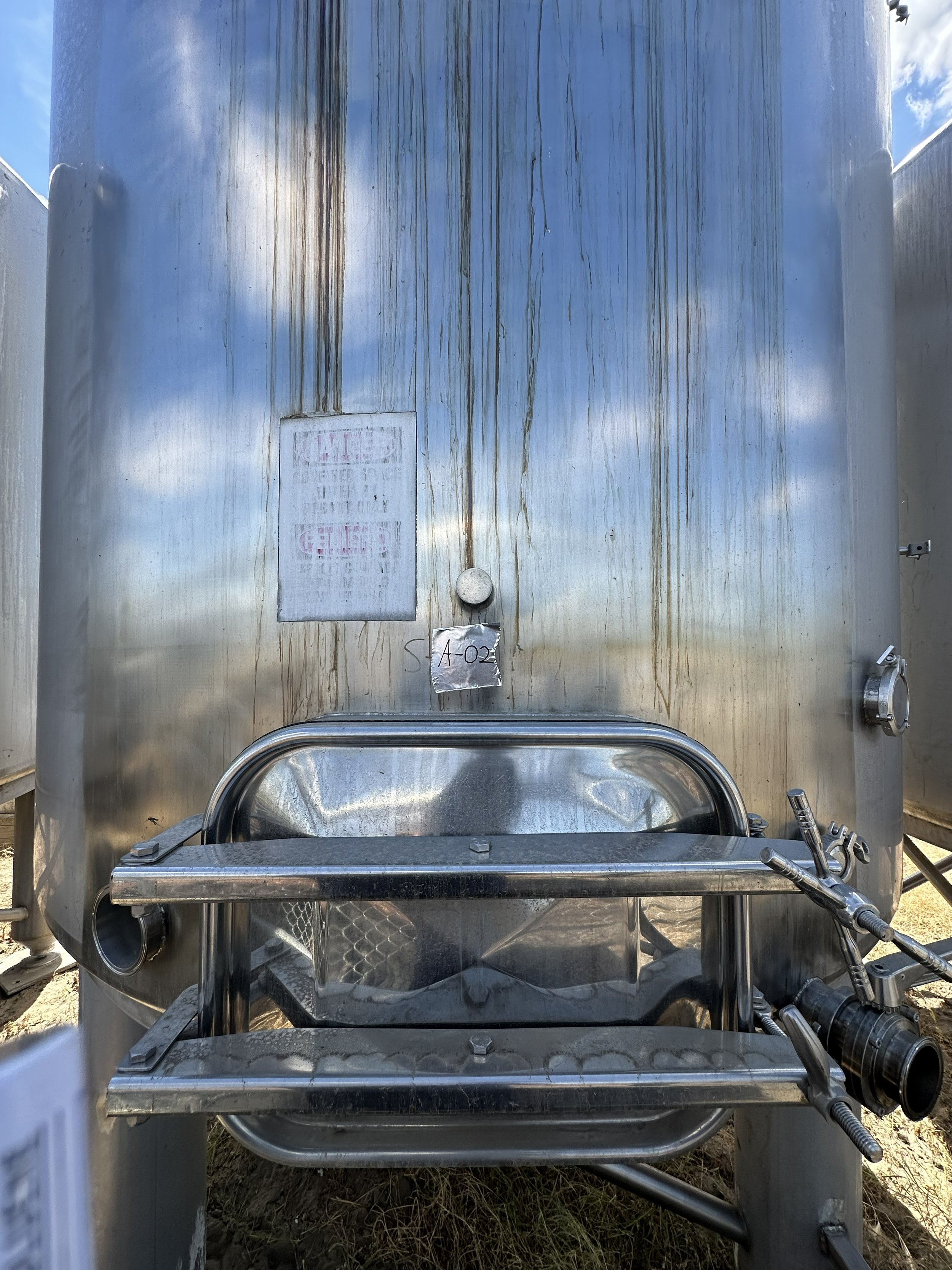 A2 2026 304 stainless 1,000 gallons coned bottom on legs food grade 