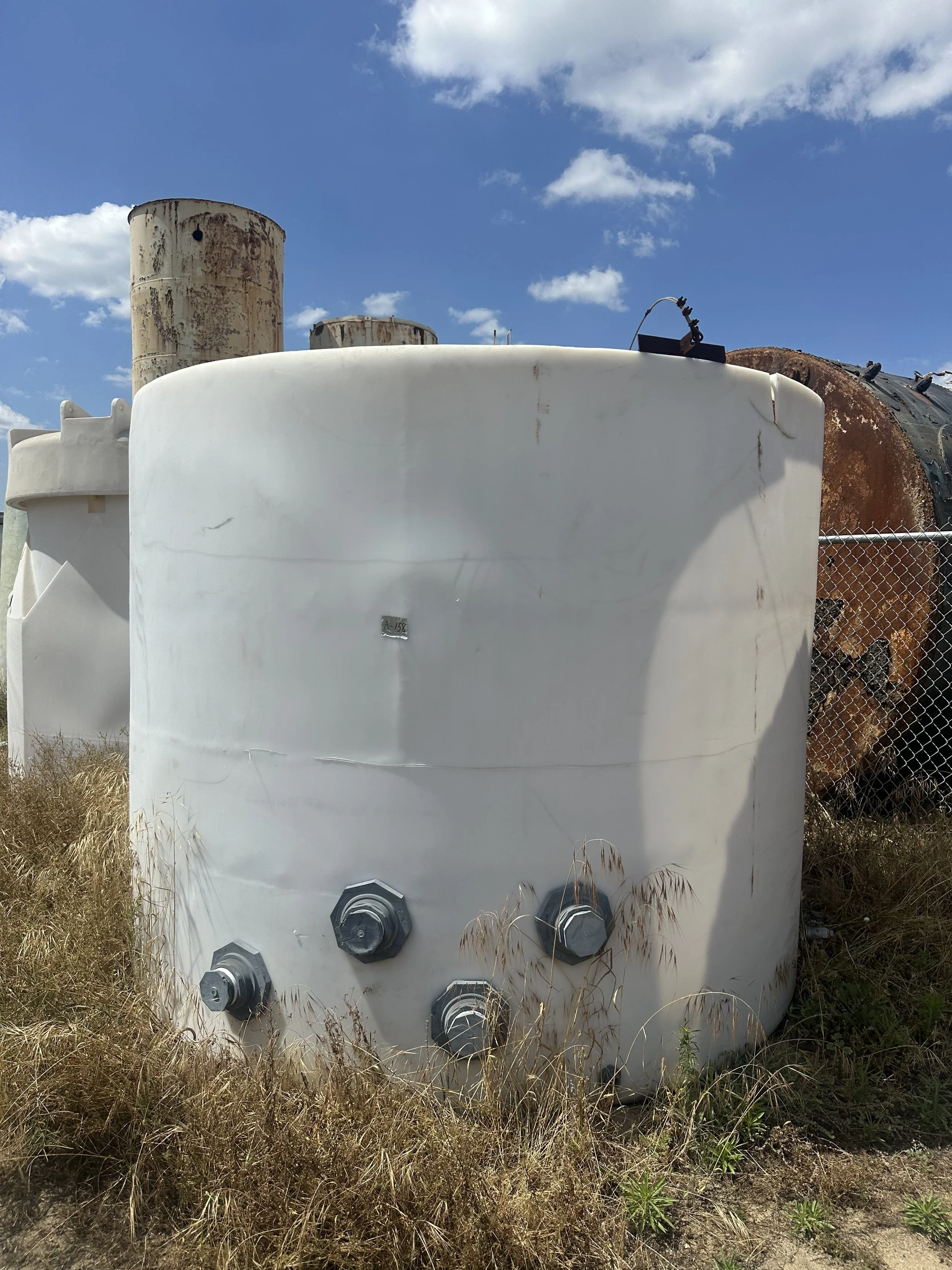 A148: 5,000 gallon poly containment tank, open topped
