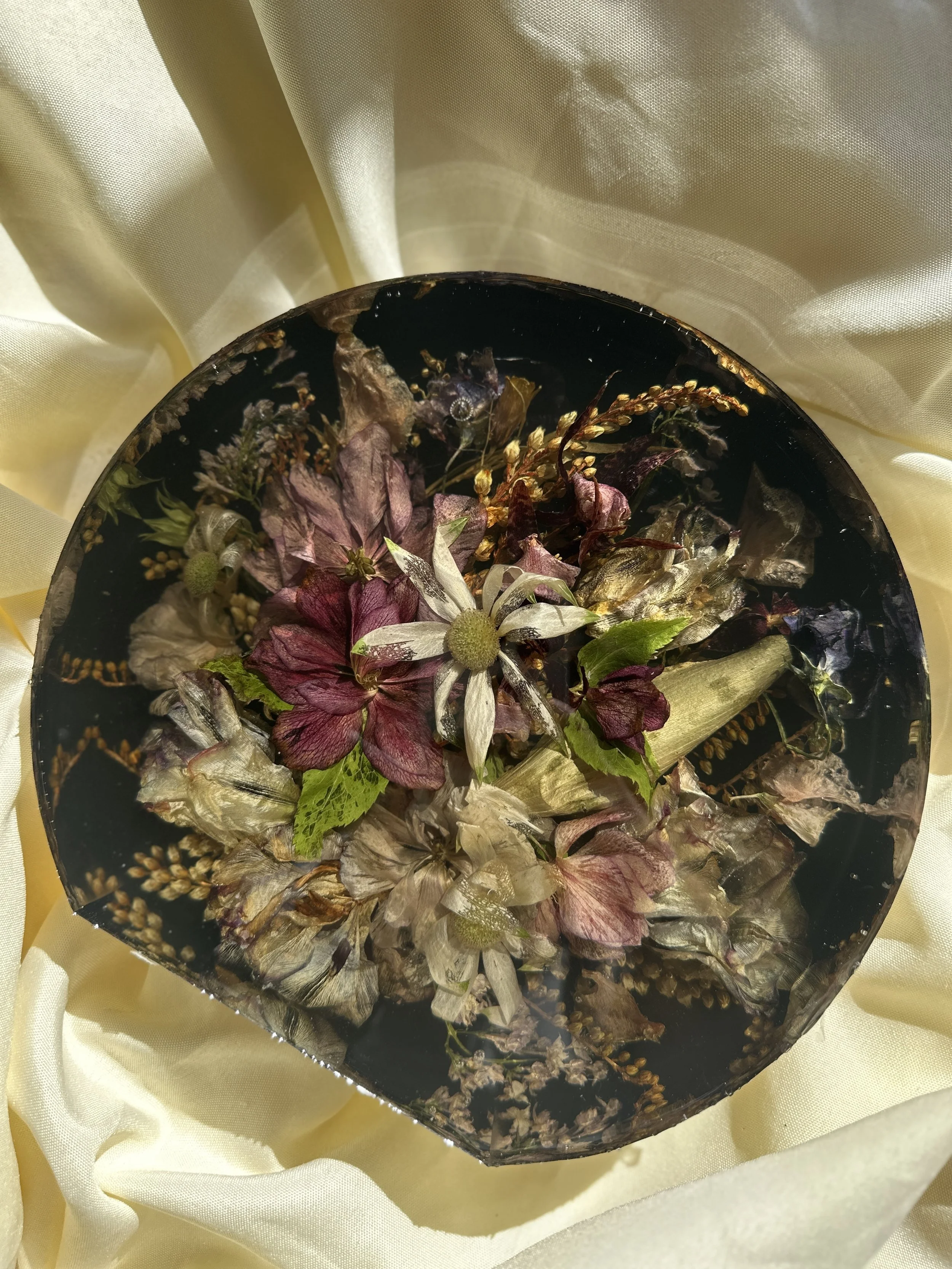 9" Standing Circle with Moody Resin 