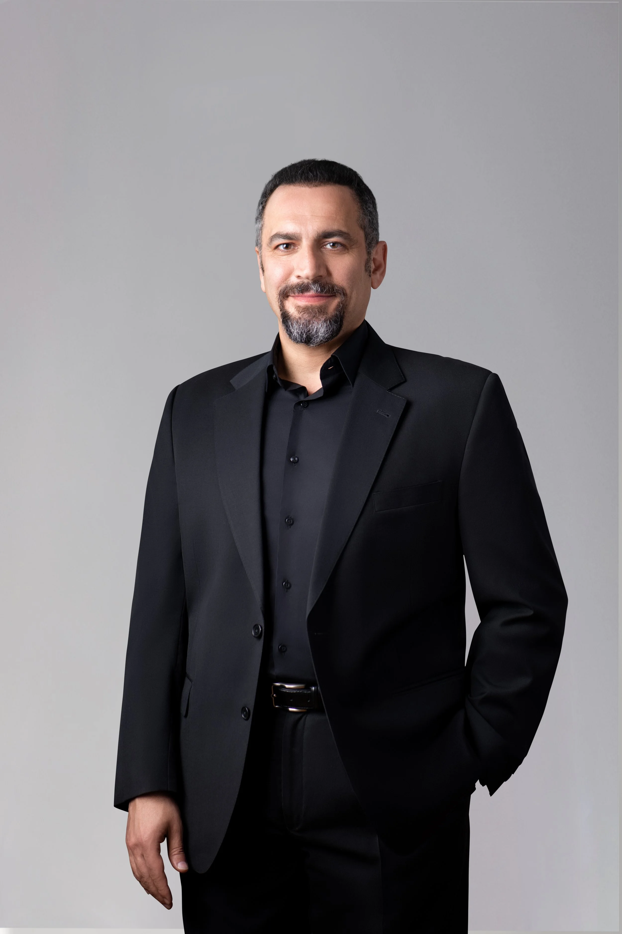 Headshot of Dr. Babak Hojjat, immigration attorney and CEO of Arcasia Advisors.