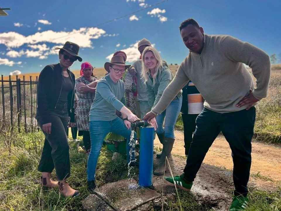 A Life-Changing Water Project for KwaFly Community 

On Friday, Amanzi Africa officially handed over a new borehole to the rural community of KwaFly in KwaZulu-Natal.

For many years, residents relied solely on a small stream for their water needs. N