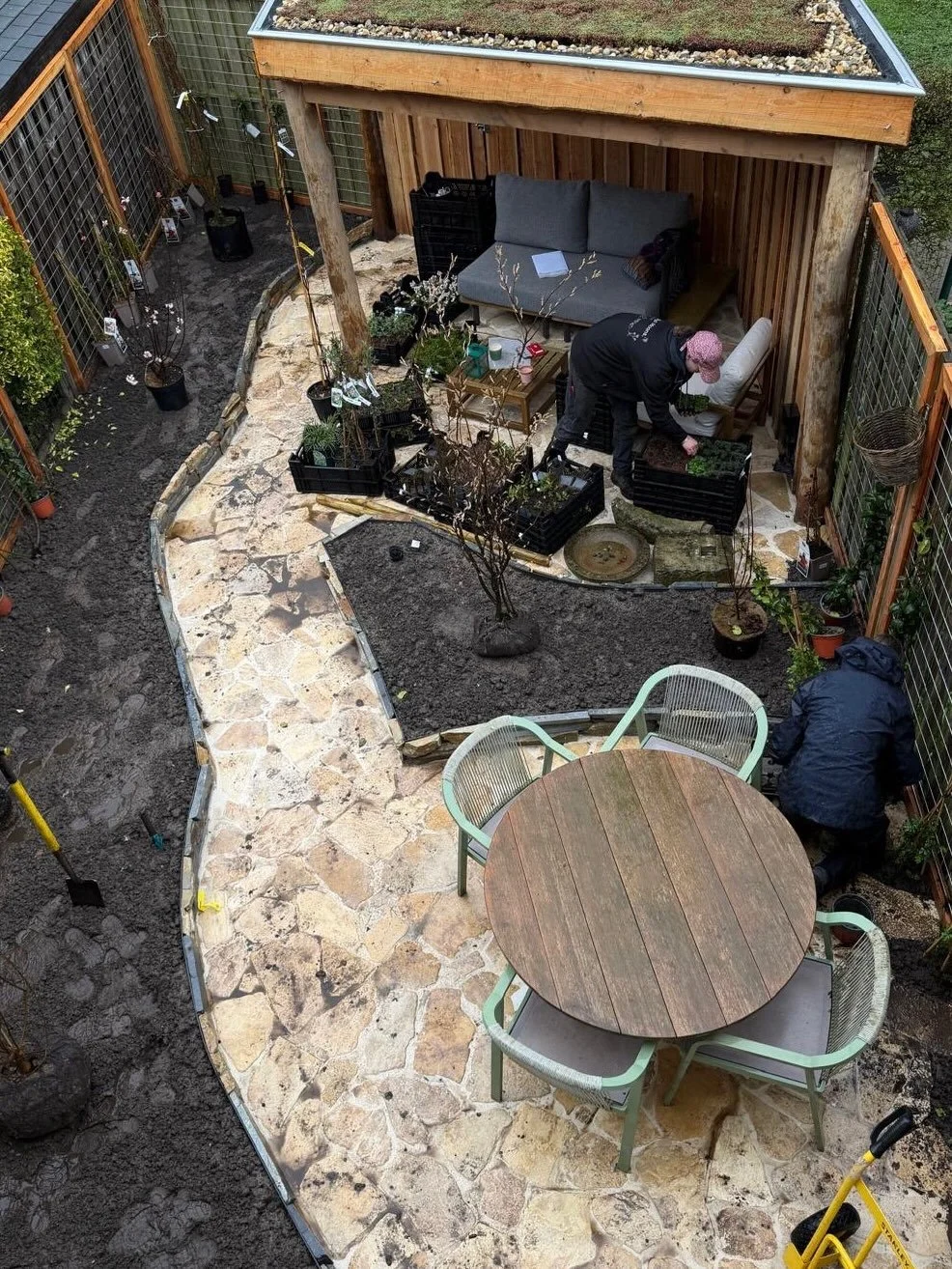 ✨From the paperplan to the muddy reality..✨

I&rsquo;m currently on-site bringing this new  planting scheme to life. This project is the perfect example of what you can achieve in a 5x10m garden: creating depth and character through layers and natura