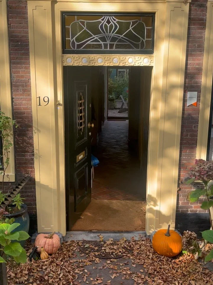 ✨historic garden✨Special project in Leiden's city center. The request was to create a design and planting plan for this historic building. Classic lines were chosen for the design. The paving consists of old baked brick cobblestones. Take a look, and