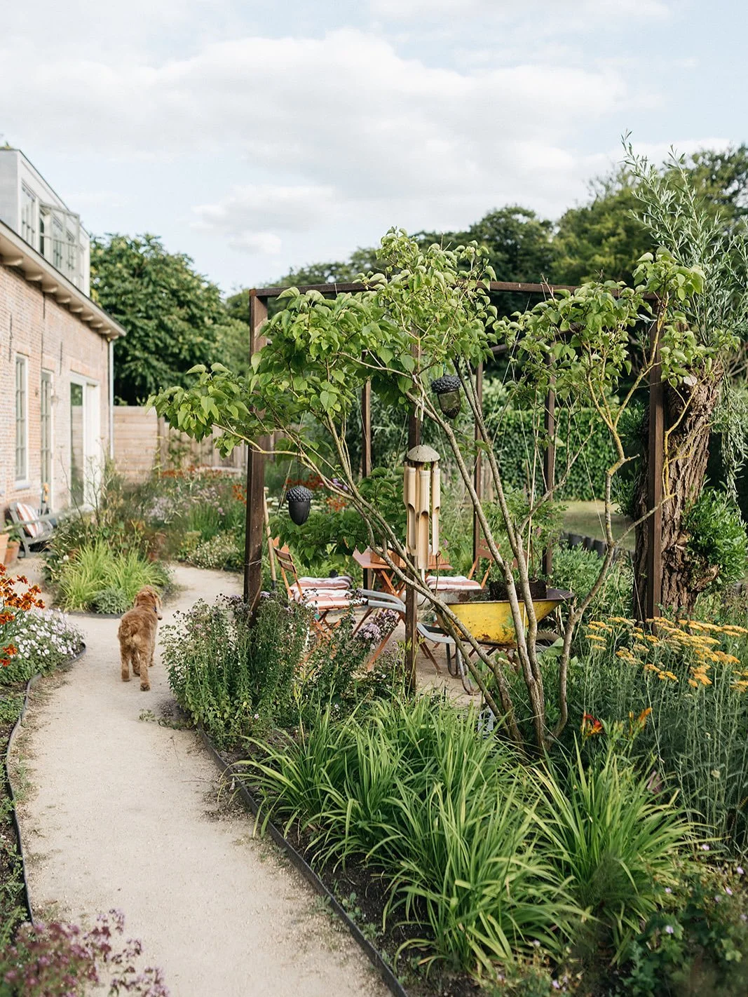 ✨wat ben jij voor tuintype?✨. Nieuwsgierig in welke tuin jij jezelf wel ziet zitten..
1. Weelderig, kleurrijk en organisch.  2. Historisch &amp; sjiek.
3. Ibiza Meets cottage.
4. Cottage garden bij de molen.
5. Modern, licht en weelderig.
6. Stijlvol