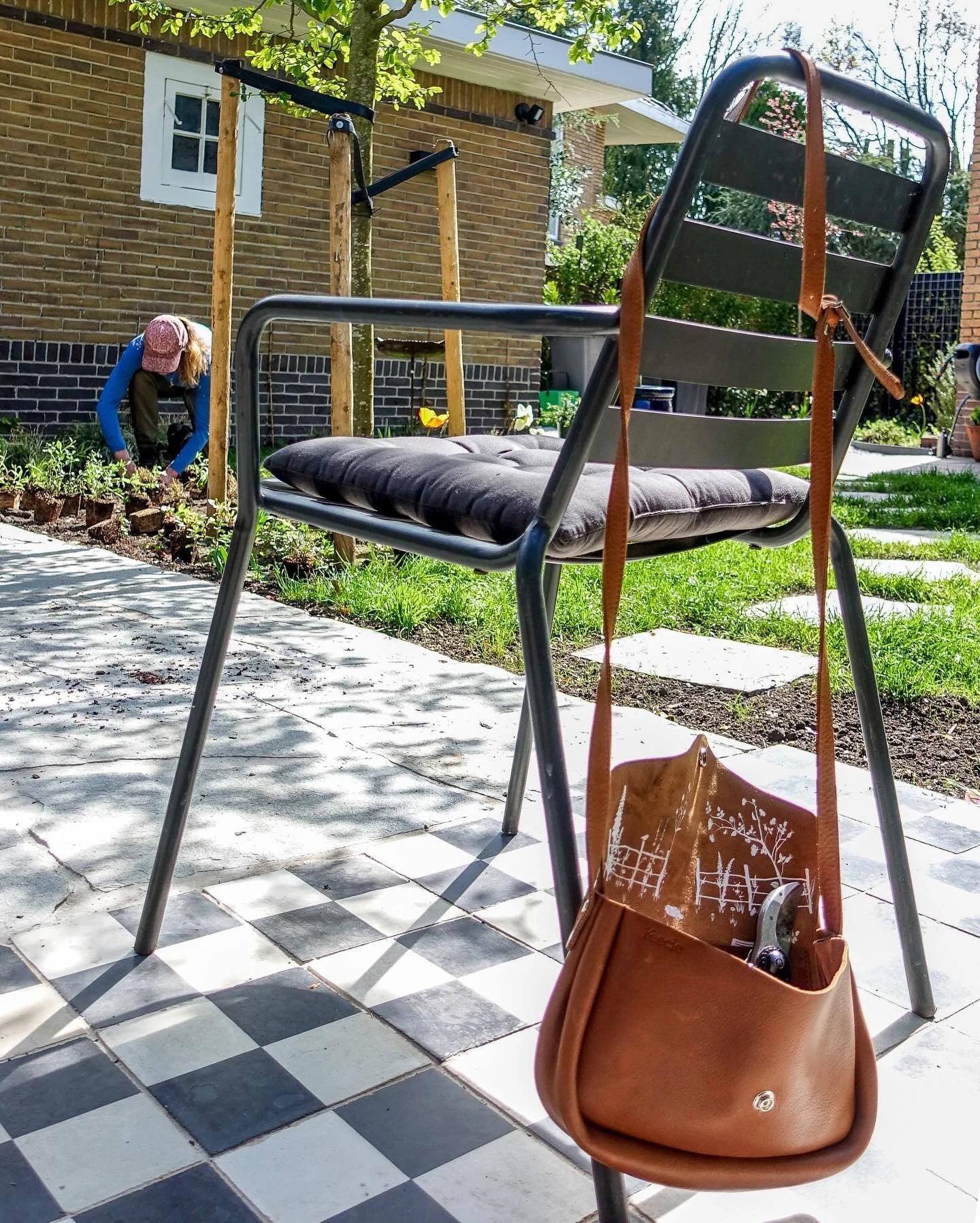 ✨a garden to go✨ Een tuin om met je mee te nemen&hellip;  een goed idee toch? Duurzaam tassenmerk @keecie_bags heeft een tas gemaakt, ge&iuml;nspireerd op mijn moderne cottage tuinen; romantisch weelderig &amp; een tikkeltje eigenwijs. Wat een een co