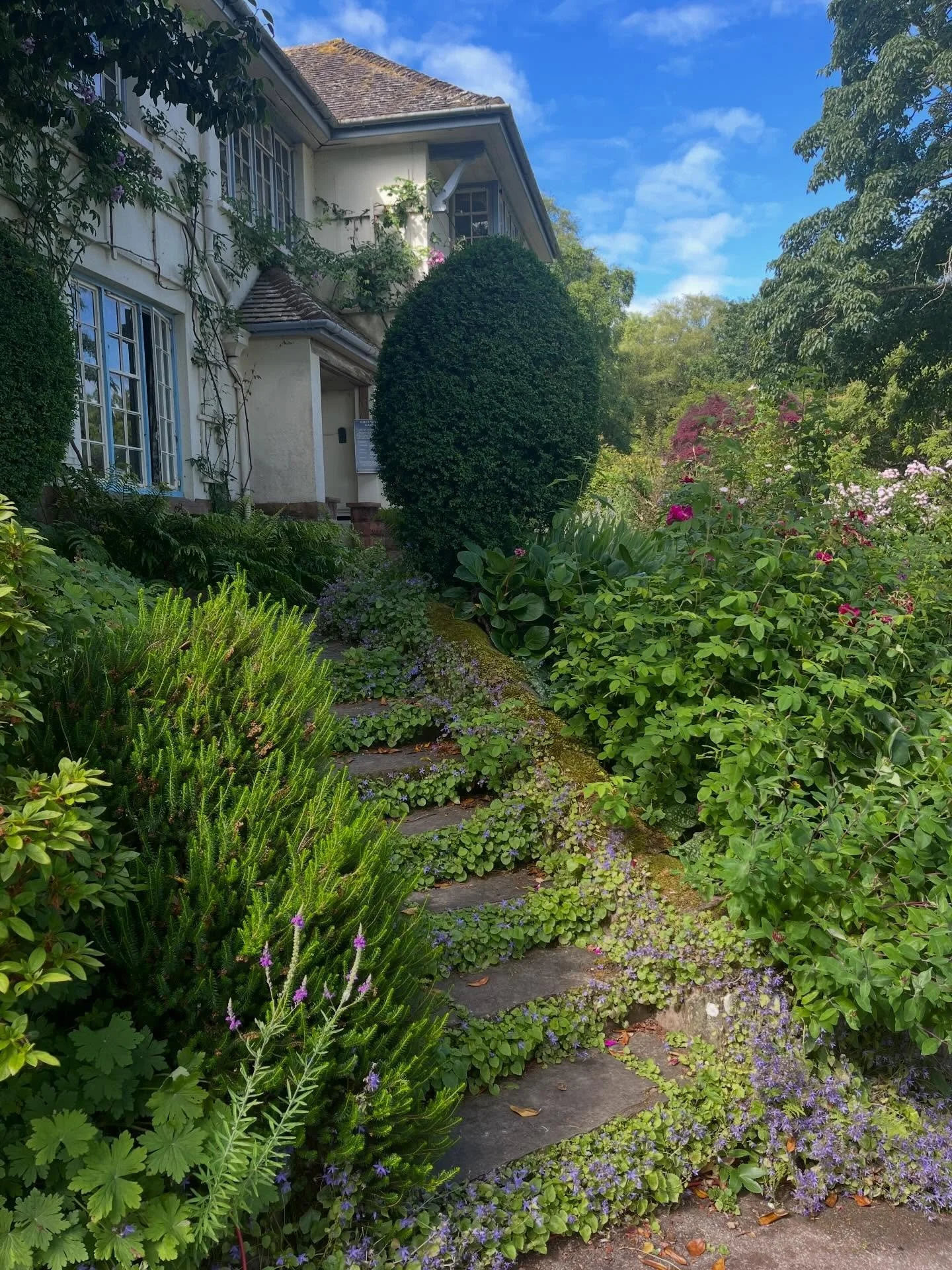 ✨ Tips: Mijn favoriete tuinen in het buitenland ✨
Al jaren mag ik voor @gardentours de mooiste reizen samenstellen en begeleiden &ndash; elke keer weer een spannend om te zien hoe alles uitpakt! 🫣 Of je nu deze zomer zelf op pad gaat of met ons meer