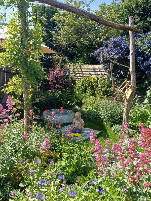 Dit is de tuin van @lekkergeregeldmaries✨ je ziet hier de transformatie van de tuin vanaf 2024 tot nu. Haar tuin is als voorbeeld uitgezocht door gemeente Tiel voor het NK tegelwippen. Als je kijkt naar het beeld bij de start. Snap je wel waarom ;). 