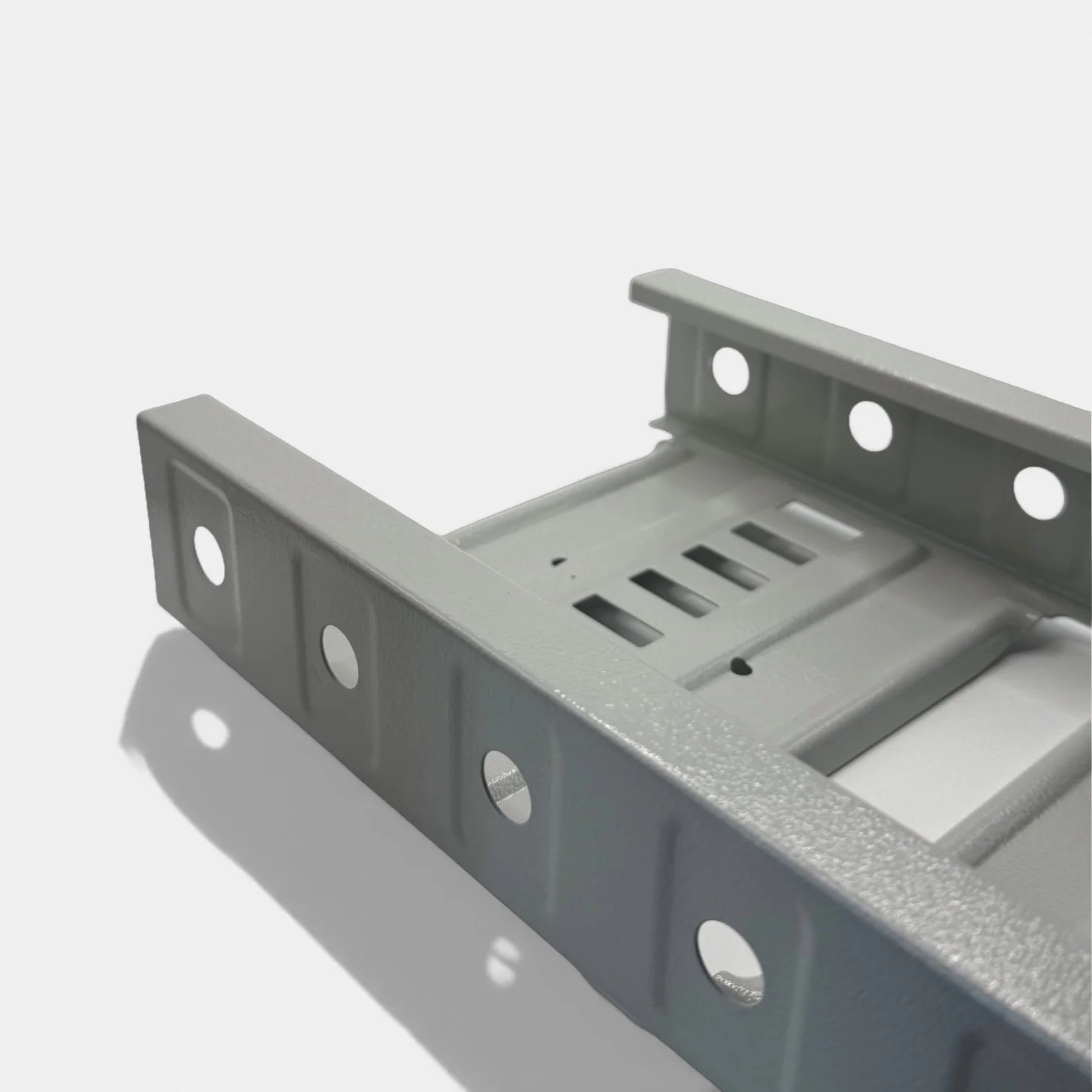 Witte kabelgoot voor het netjes en veilig geleiden van elektrische kabels, geschikt voor industriële en commerciële installaties, strak en duurzaam ontwerp