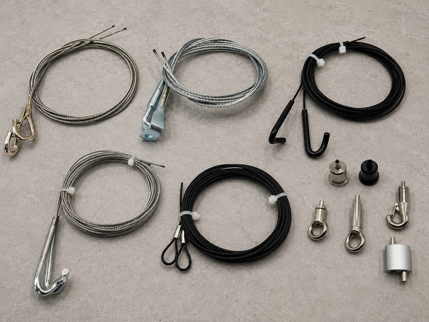 ijzerwaren en materialen voor ophanging van verlichting zoals staalkabel