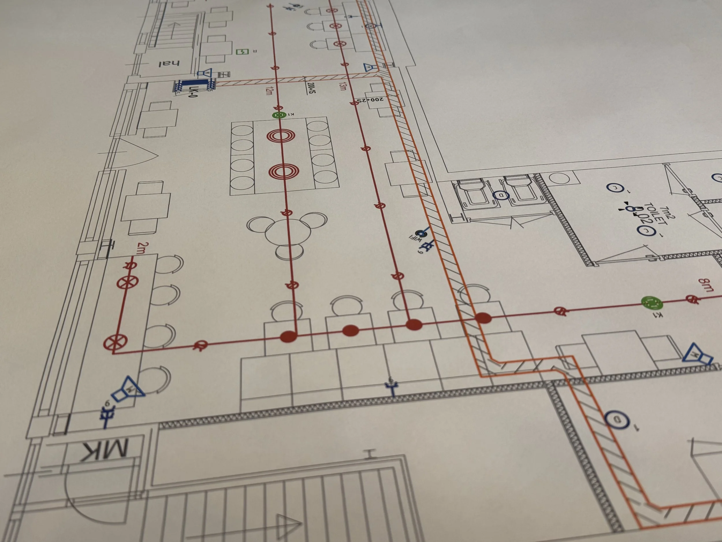Technisch bouwplan of architectuurtekening met lijnen, afmetingen en symbolen.