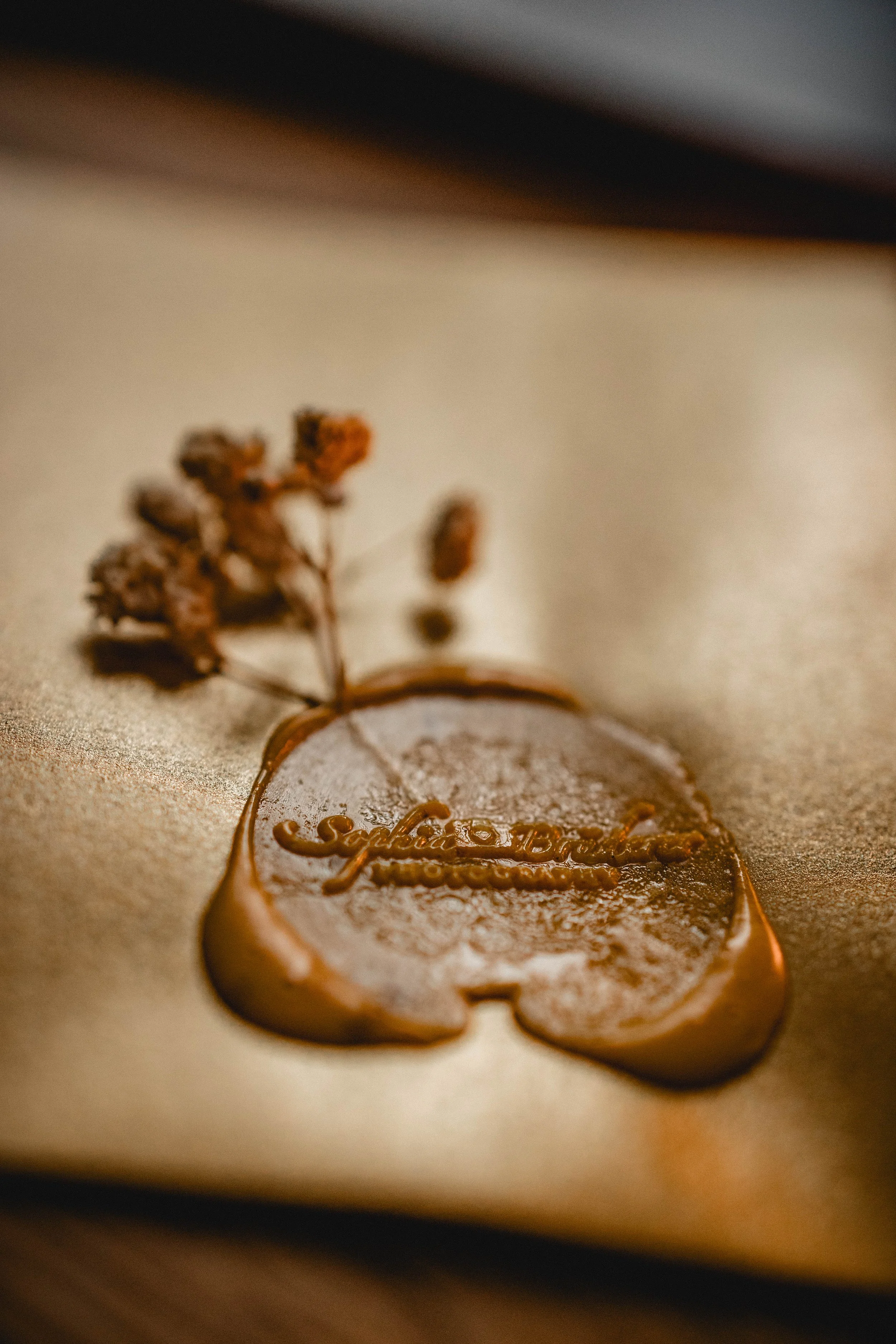 Ein Dessert aus Schokolade mit der Aufschrift 'Chocolate'.