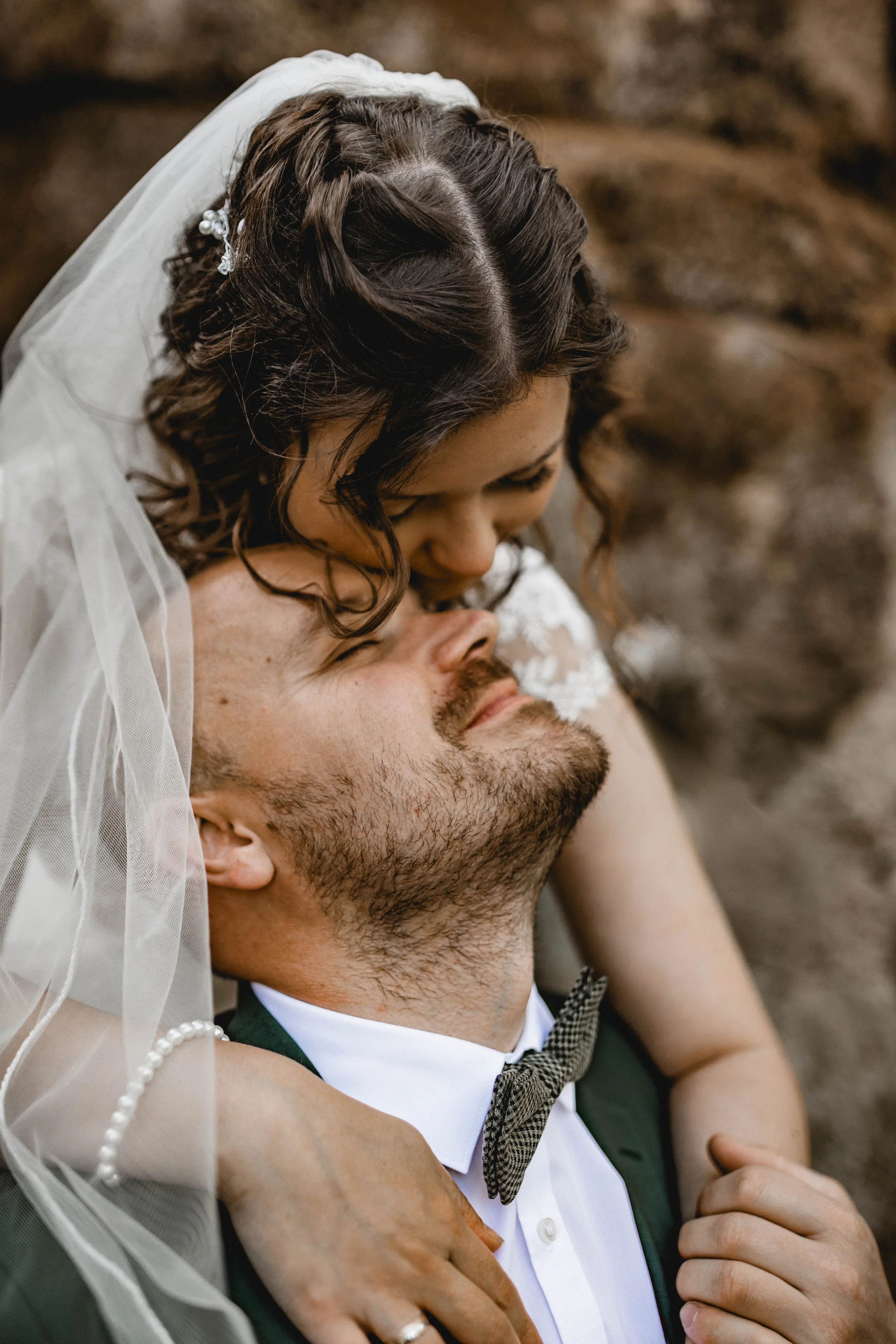 Braut und Bräutigam in einer Liebesumarmung bei ihrer Hochzeit.