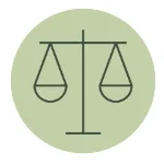Symbol für Gerechtigkeit mit Waage vor grünem Hintergrund.