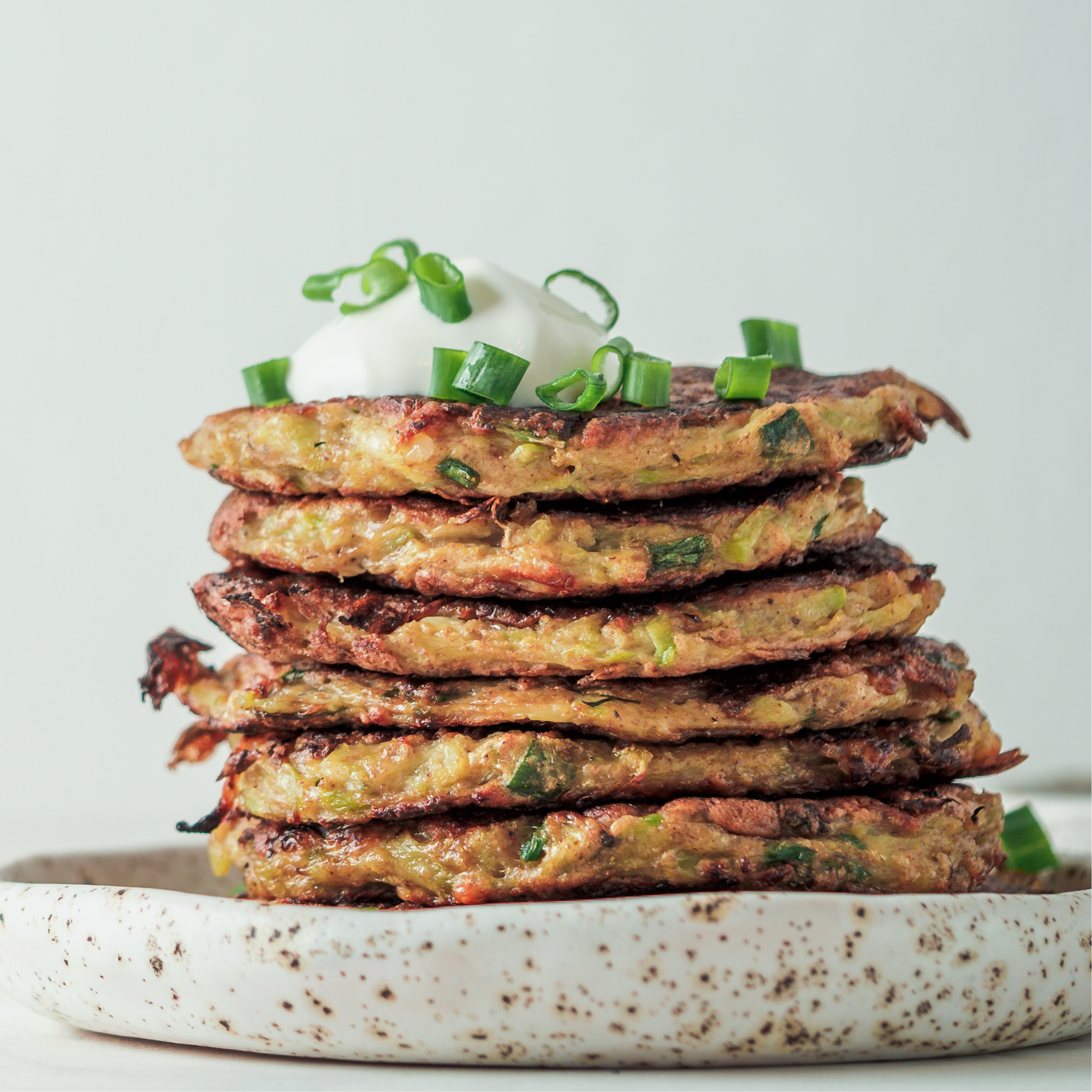 Mehrere vegetarische Burger Patties in einer weißen Schüssel