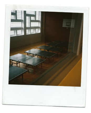 Polaroid — tables de ping-pong dans un gymnase scolaire vide