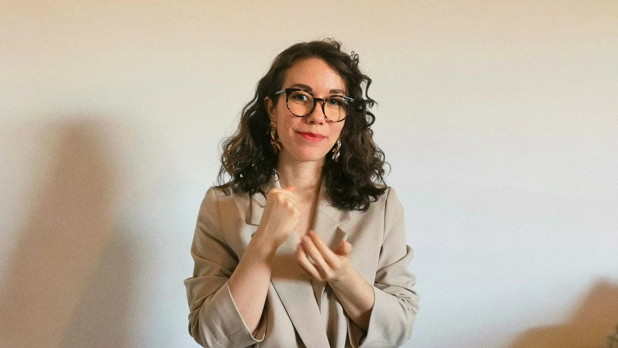 Léna, praticienne en EFT, tapotant le point de méridien dit "point karaté" sur la tranche de la main