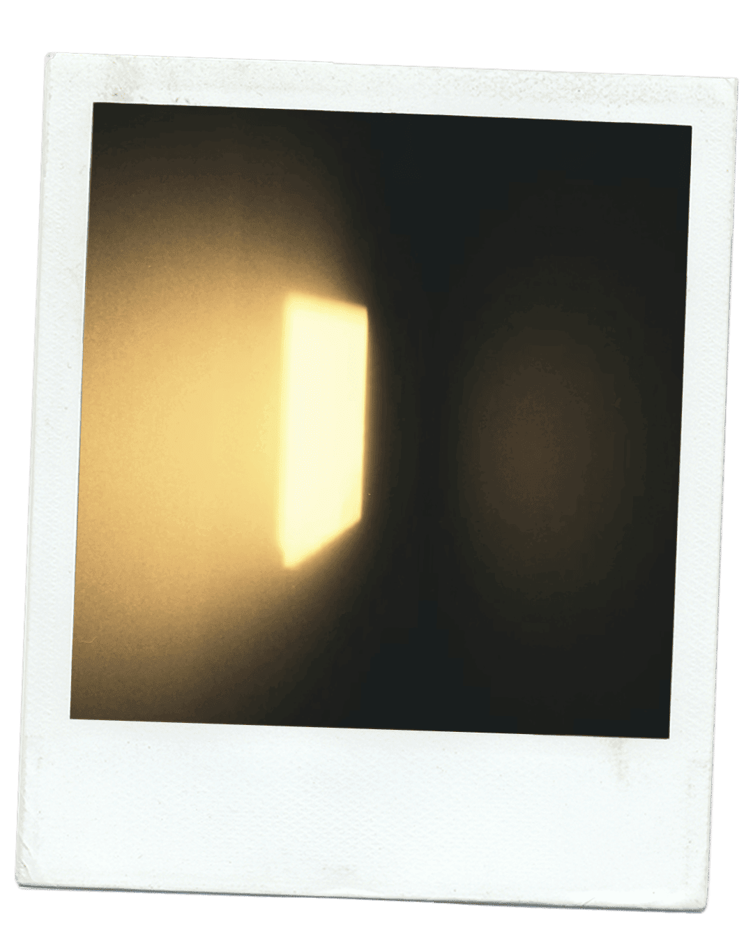 Polaroid — rai de lumière traversant une fenêtre dans une pièce sombre