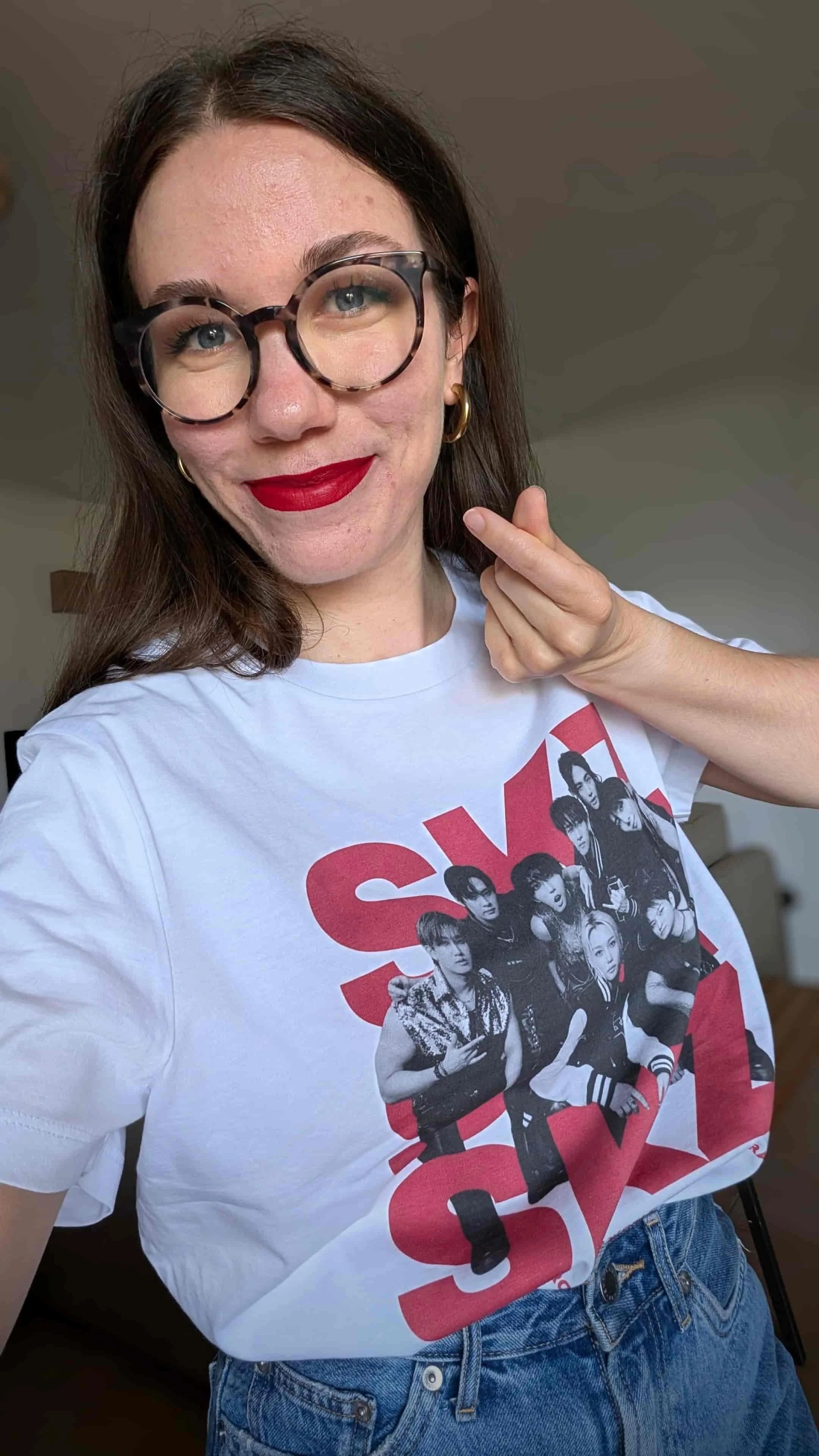 Léna, praticienne EFT faisant un cœur coréen, fan de Kpop