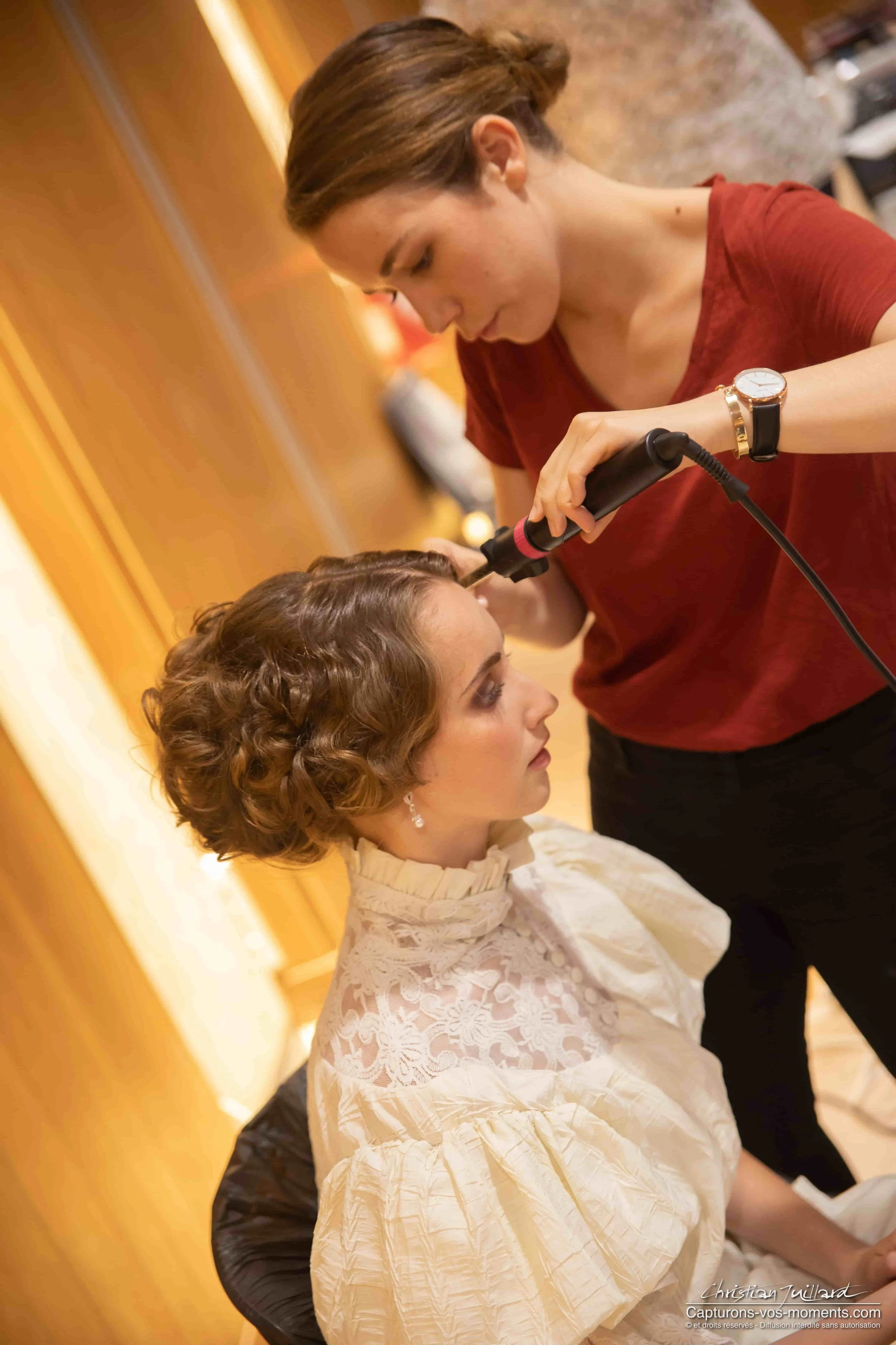 Photo — réalisation d'une coiffure historique lors de l'examen d'école de coiffure