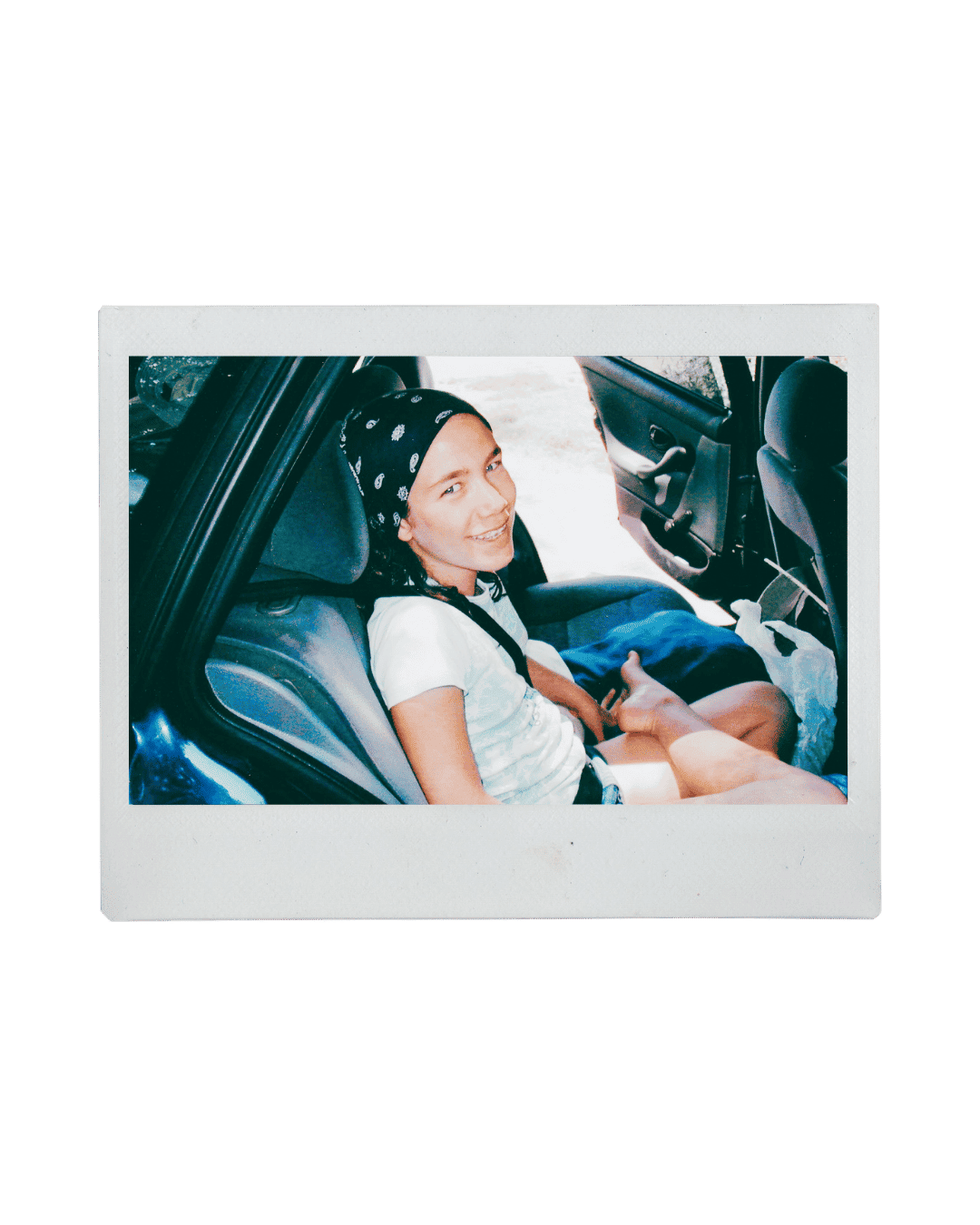 Polaroid d'enfance — sourire dans une voiture