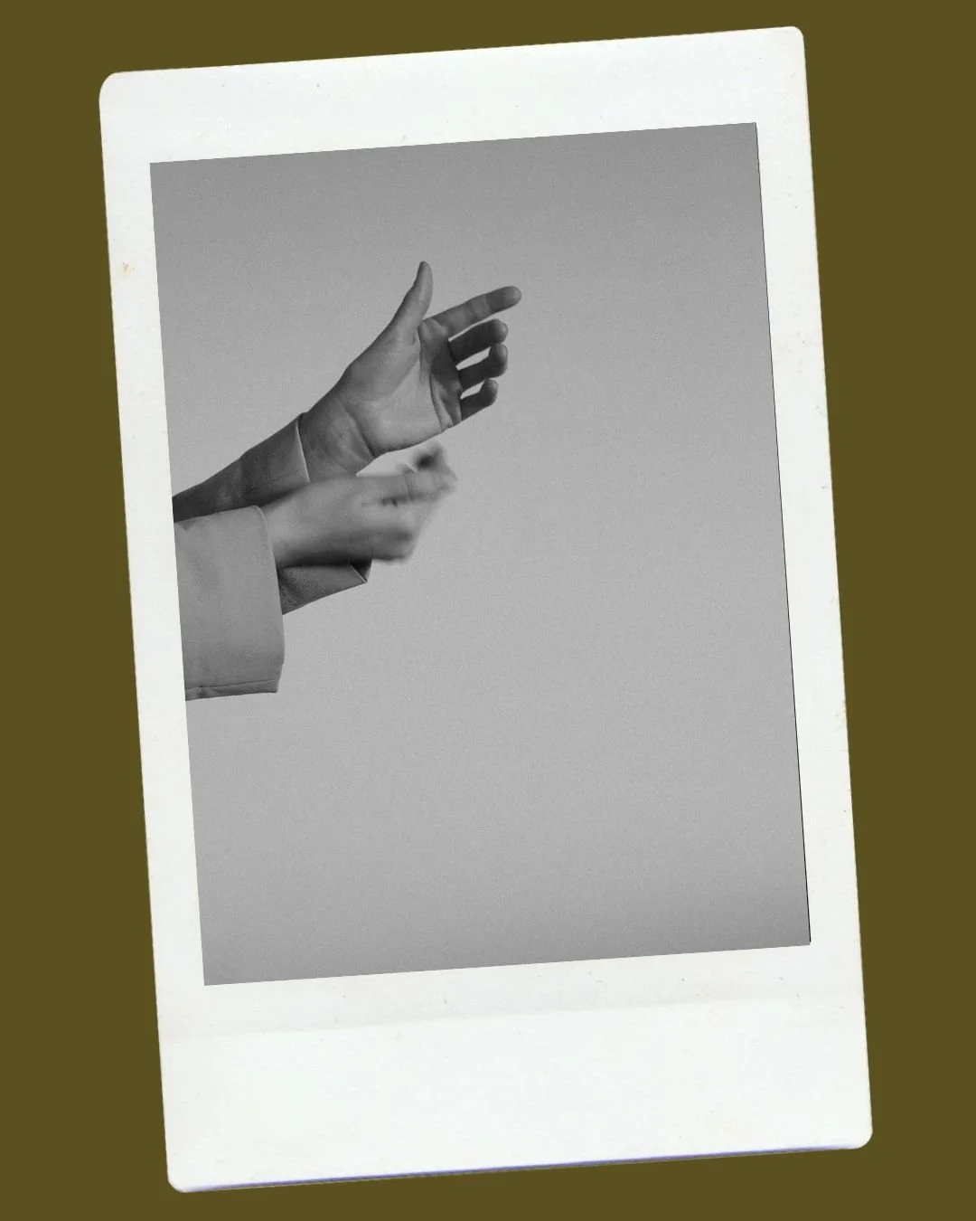 Polaroid — mains effectuant un tapotement EFT sur point karaté