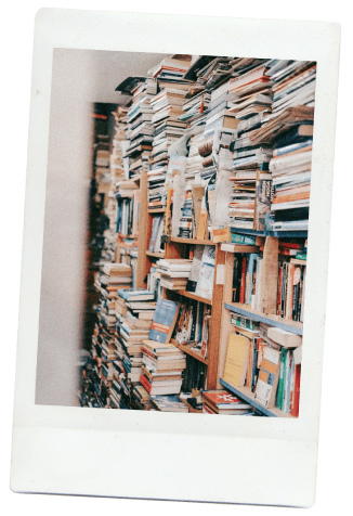 Polaroid — étagères et piles de livres entassés jusqu'au plafond