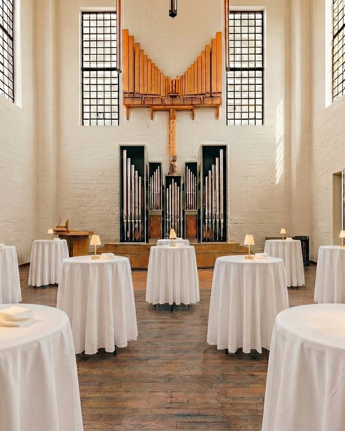 L'art de recevoir sur mesure.

Nos espaces se m&eacute;tamorphosent pour donner vie &agrave; vos &eacute;v&eacute;nements d'exception. En format cocktail, la salle de l'Orgue conjugue &eacute;l&eacute;gance, modularit&eacute; et haute gastronomie pou