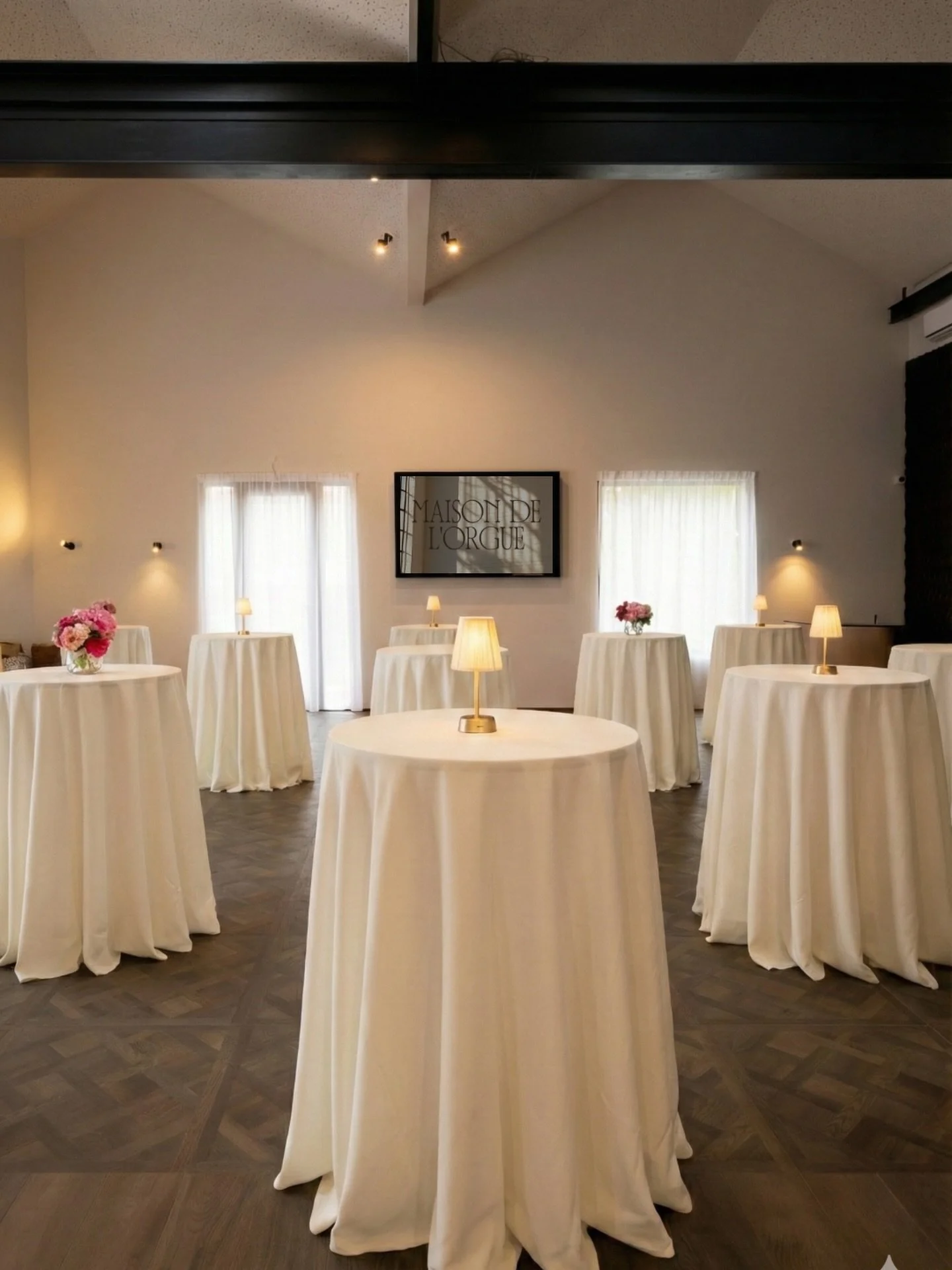 Votre prochain &eacute;v&eacute;nement d&rsquo;entreprise prend une nouvelle dimension. ✨

Lumi&egrave;re, modularit&eacute; et raffinement : privatisez nos espaces pour vos r&eacute;ceptions professionnelles. Le tout accompagn&eacute; d&rsquo;amuse-