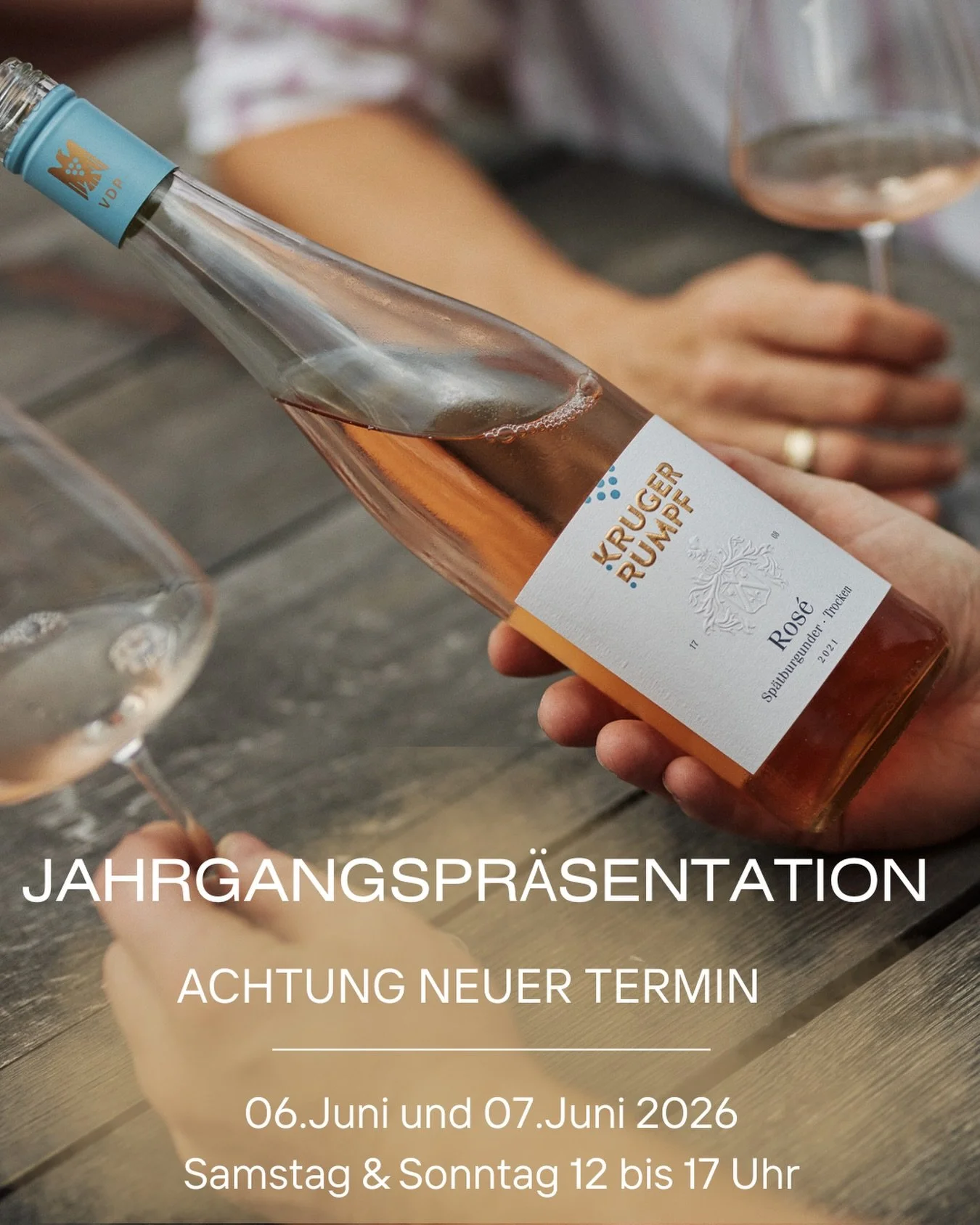 SAVE THE DATE 🥂
Unsere Jahrgangspr&auml;sentation steht vor der T&uuml;r &ndash; aber dieses Jahr l&auml;uft es ein bisschen anders als gewohnt:
Wir sehen uns an Fronleichnam, Samstag 06.06. &amp; Sonntag 07.06.2026 &ouml;ffnen wir unsere T&uuml;ren