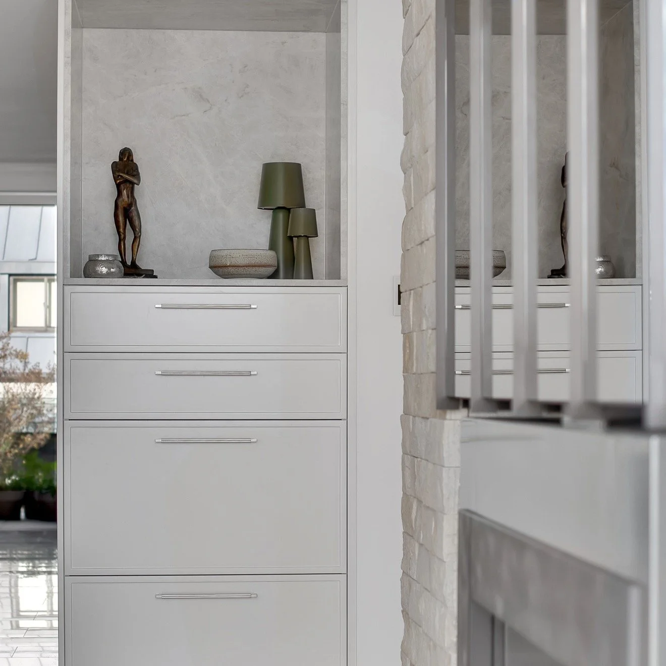 Harbourside Penthouse 
A complete transformation of a Harbourside penthouse, taking a space that once felt dark, heavy and dated and reimagining it as a light, calm and timeless home.
The brief was to create a refined, sophisticated interior that wou