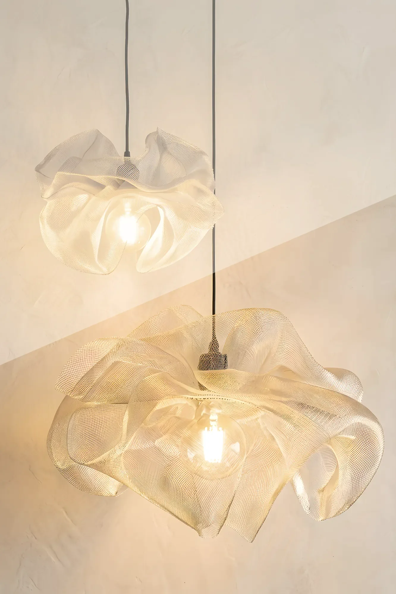 lampe-tulle-suspension-design-cajoa-gold-or-grand.webp