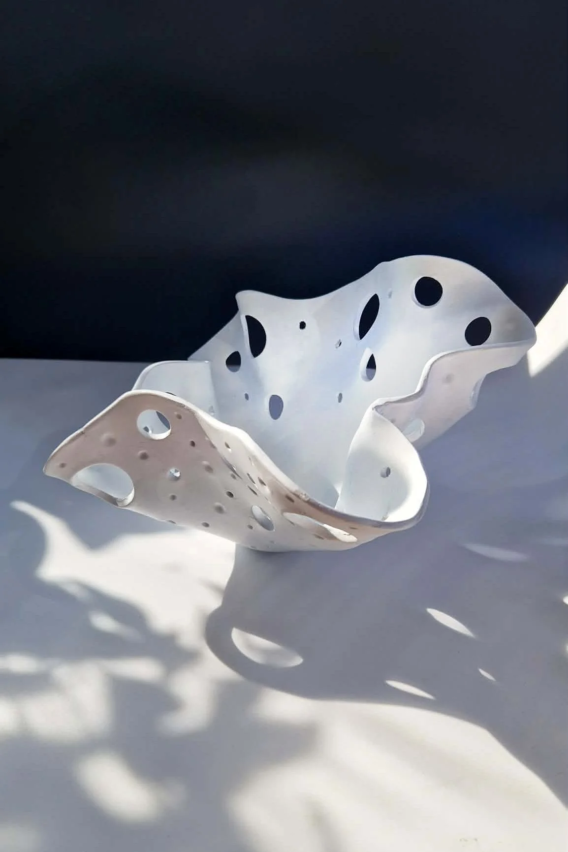 Abat-jour sculpté en argile blanc - - studio Cajoa