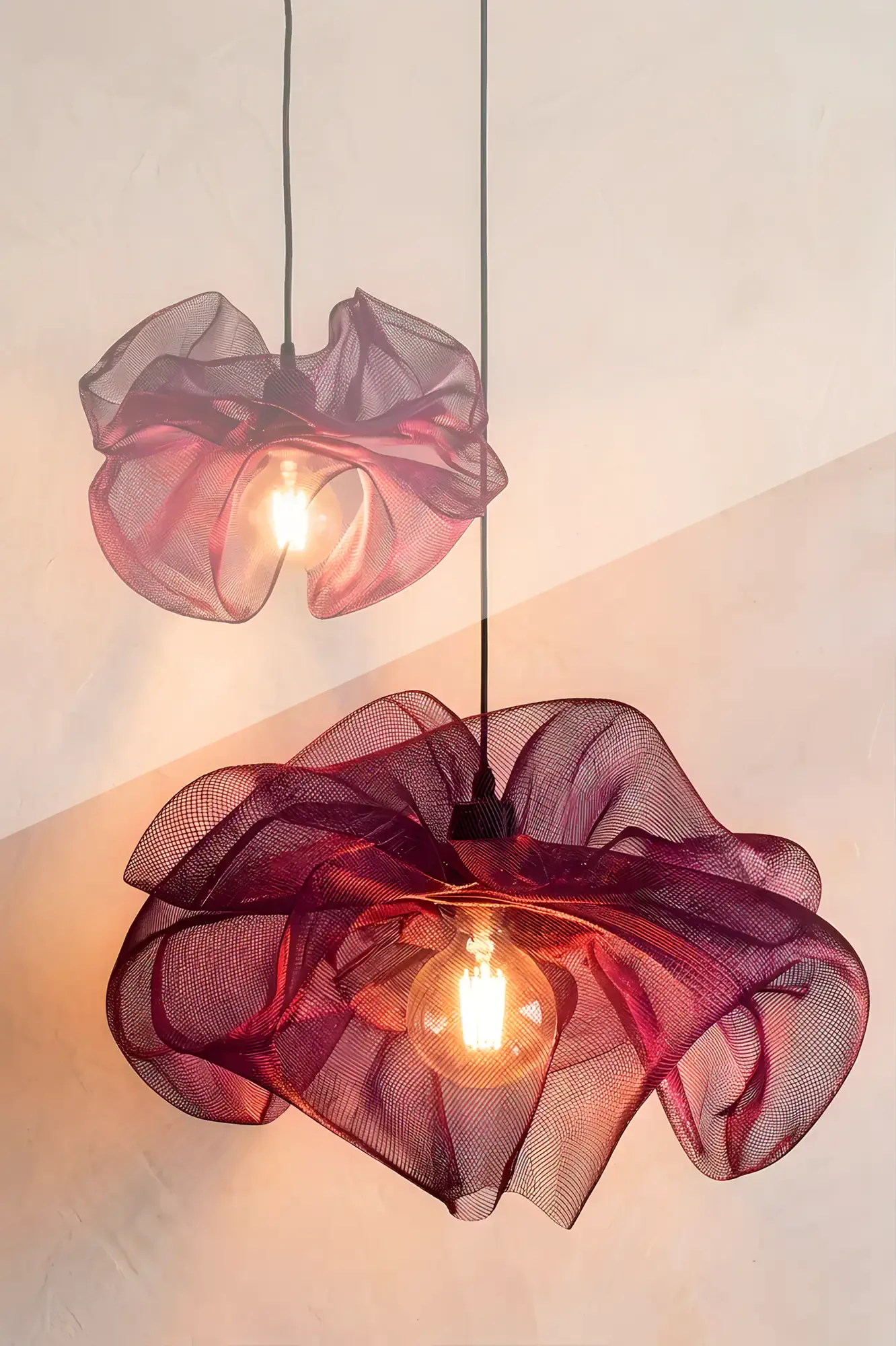 lampe-tulle-suspension-design-cajoa-rouge-burgundy-grand.webp