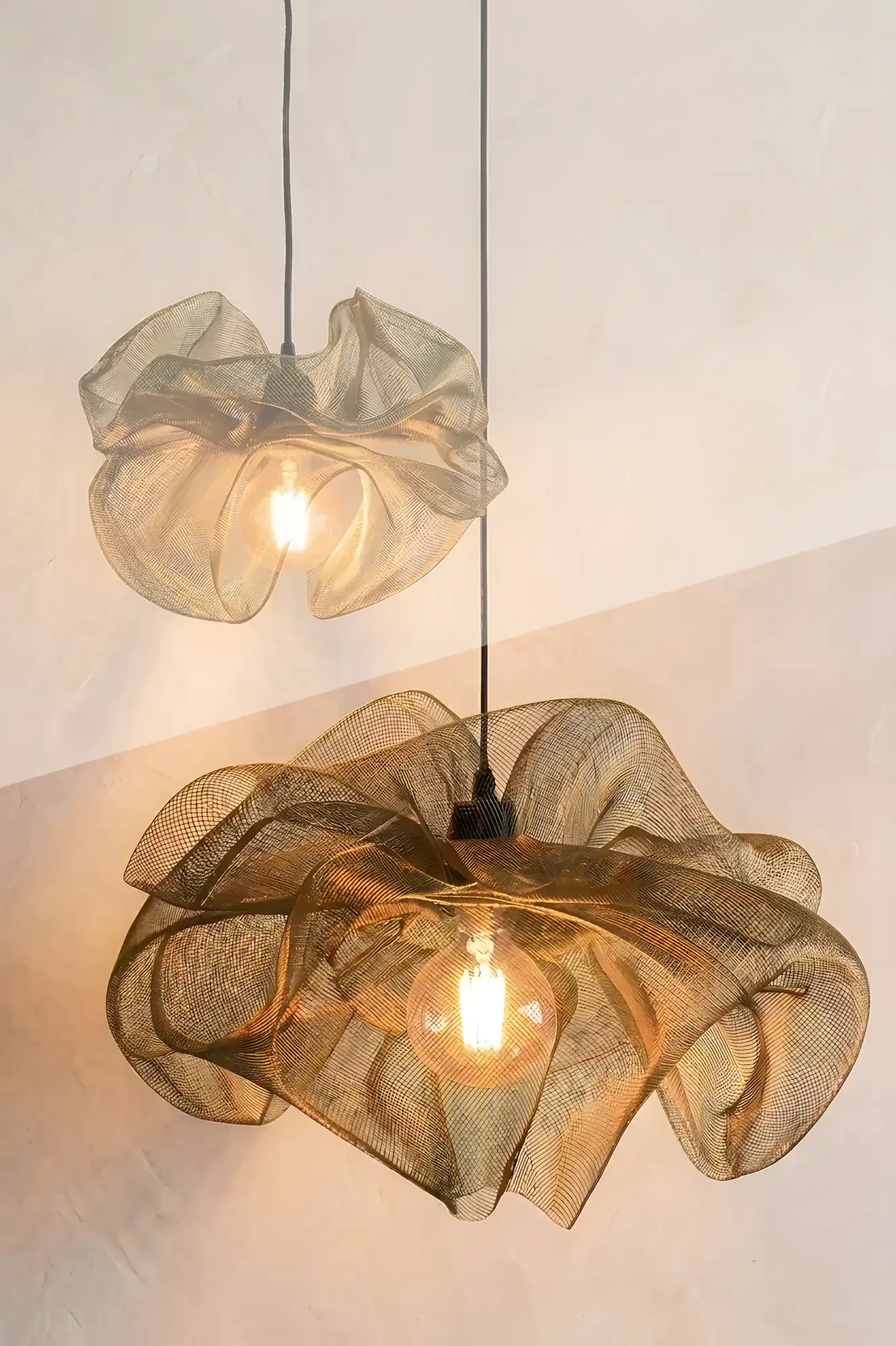 lampe-tulle-suspension-design-cajoa-vert olive-grand.webp