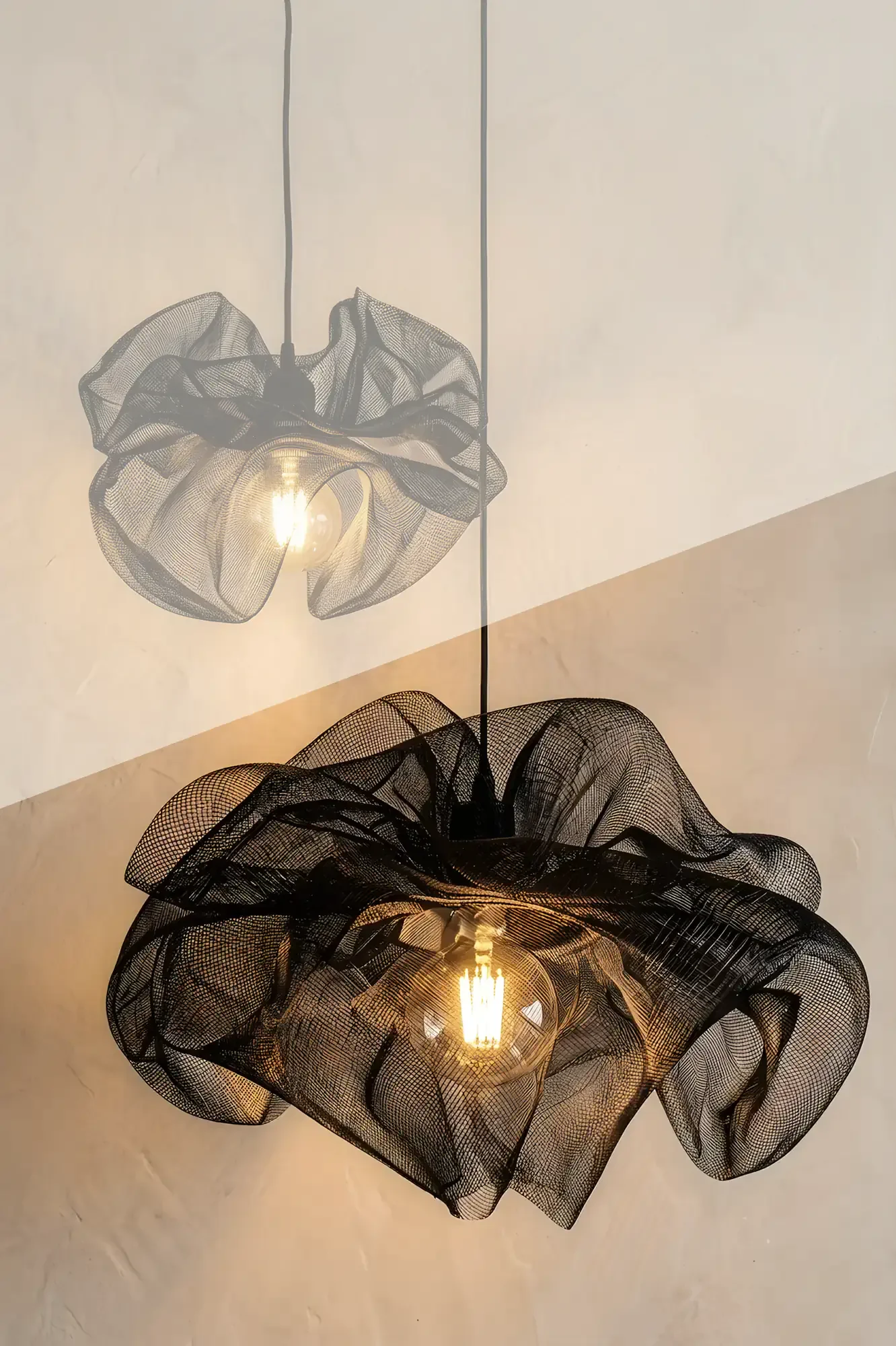 lampe-tulle-suspension-design-cajoa-black-grand.webp