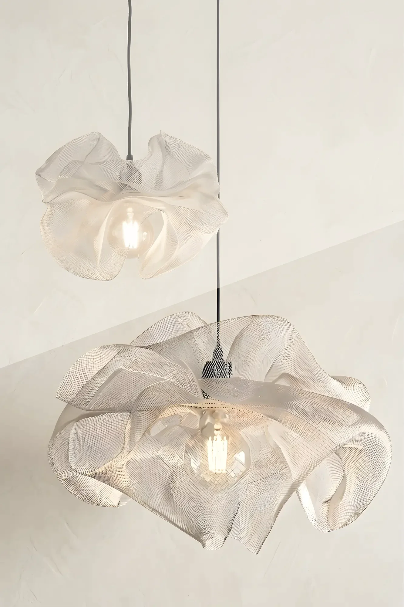 lampe-tulle-suspension-design-cajoa-rouge-blanc-ivory-grand.webp