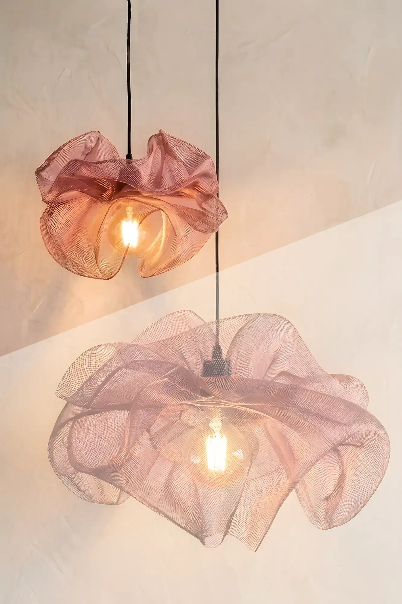 lampe-tulle-suspension-design-cajoa-nude-petit.webp